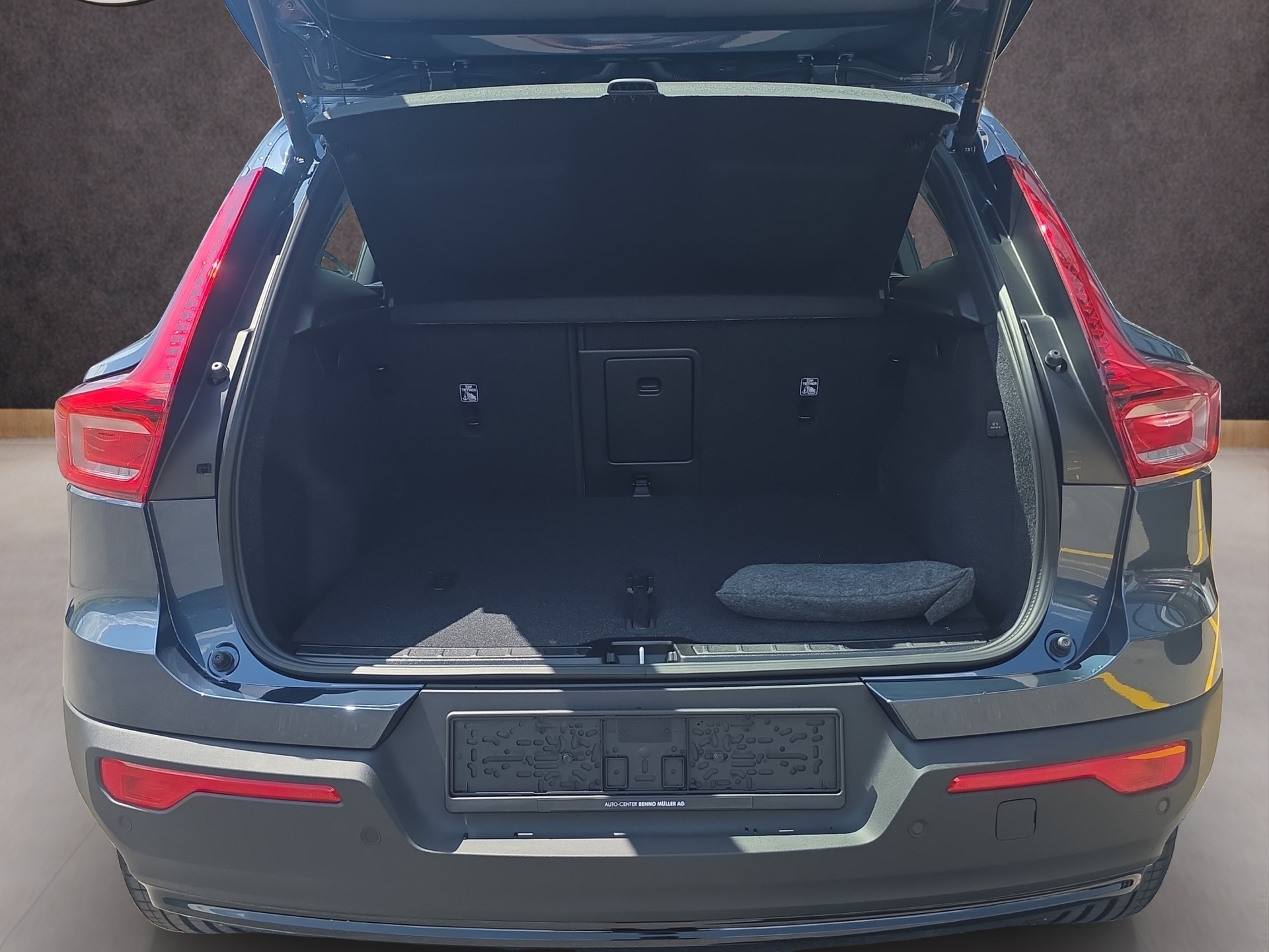 VOLVO XC40 2.0 B4 MH Ultra Dark-image-8