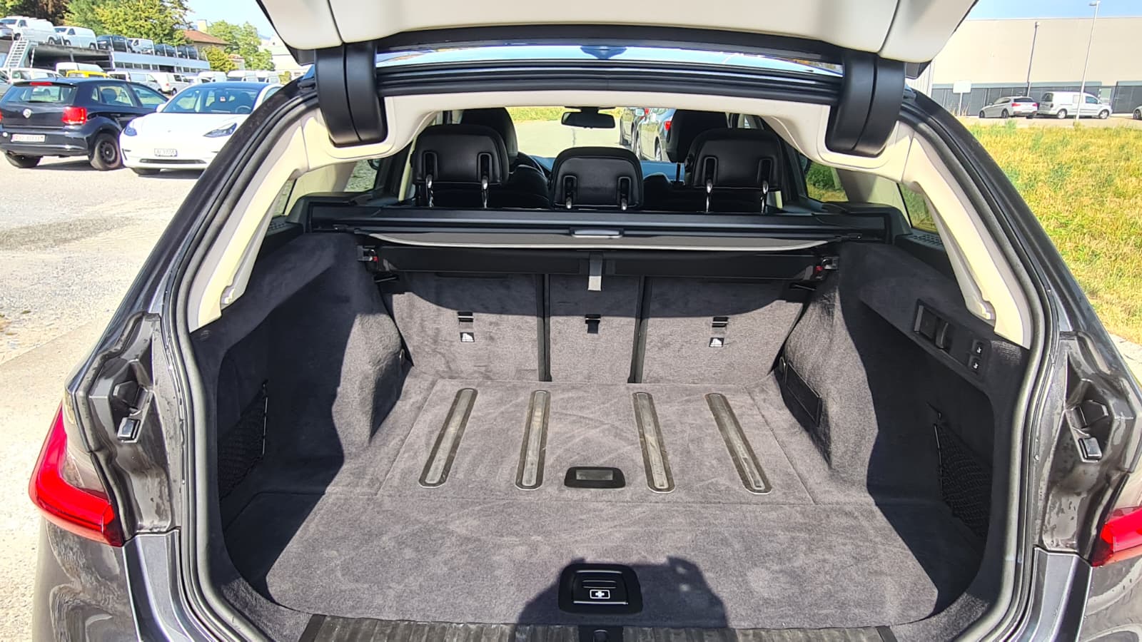 BMW 320d xDrive 48V Touring Steptronic ** Voll-Leder ** Gr-Navi ** RF-Kamera 360° ** Abstandsregelsysteme ** Sitzmemory ** Ab MFK **-image-9