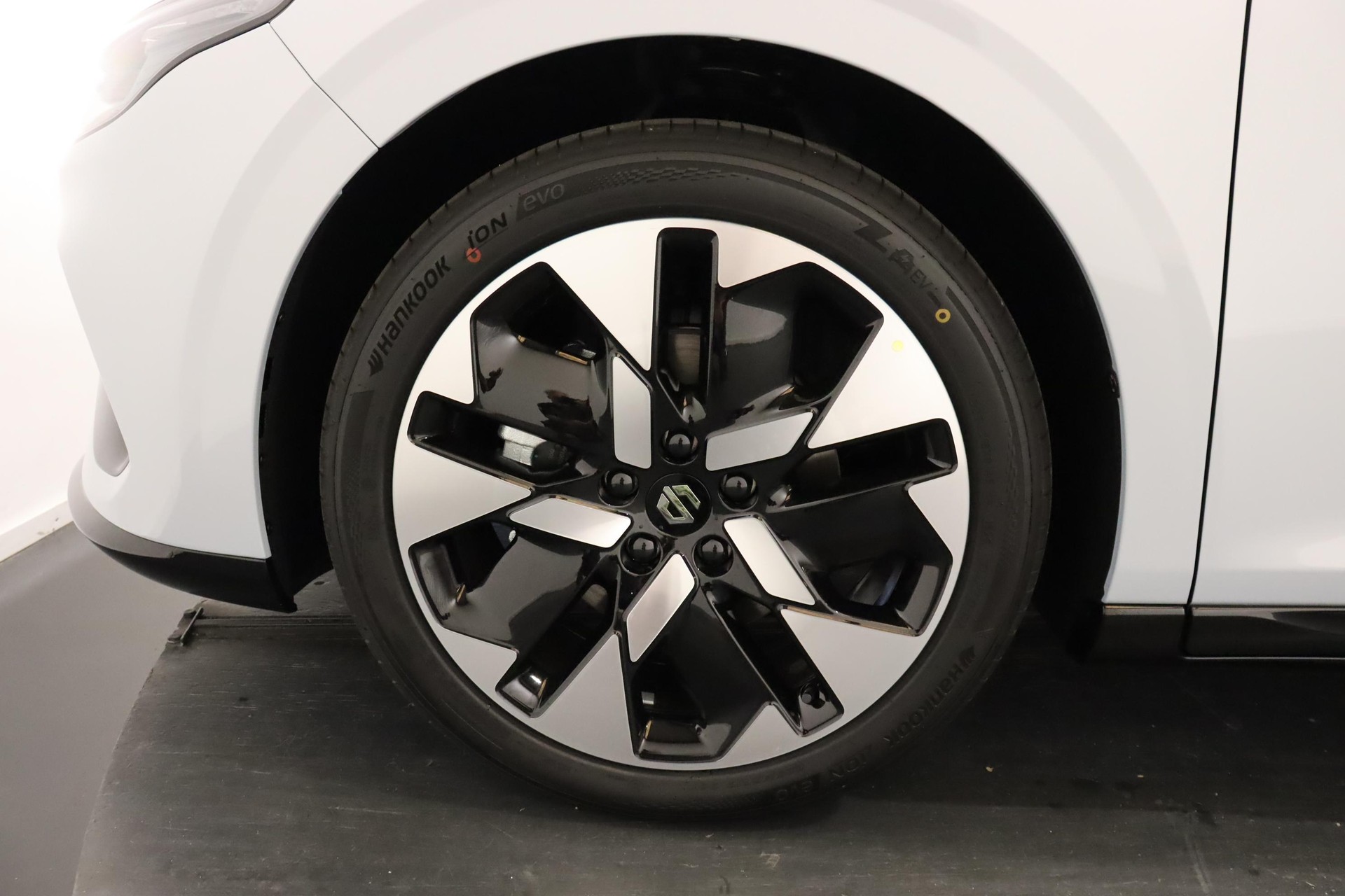 LEAPMOTOR B05 EV-image-6