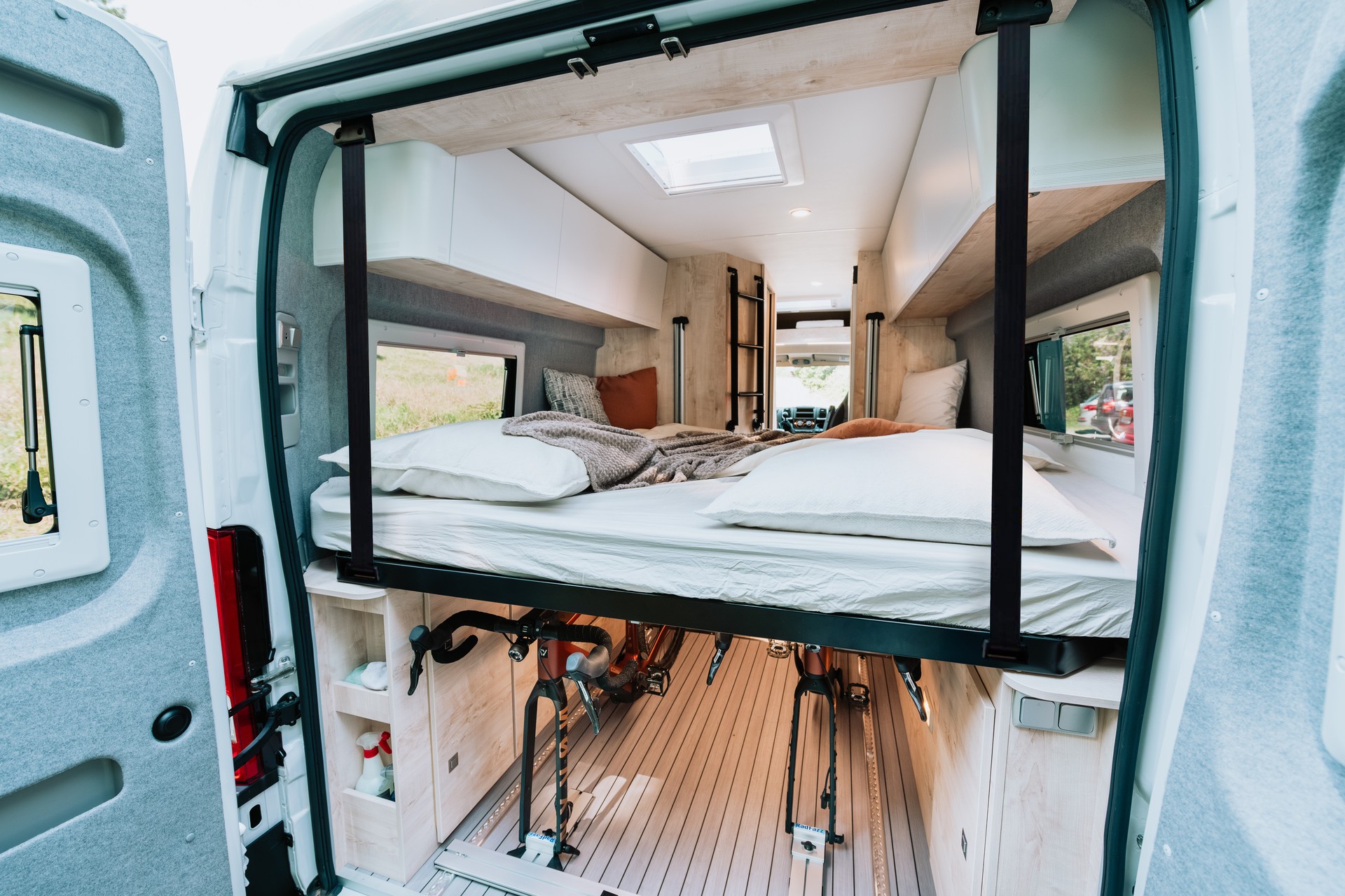 CLEVER VANS Runner Active 636 Citroen 180PS AT8-image-1