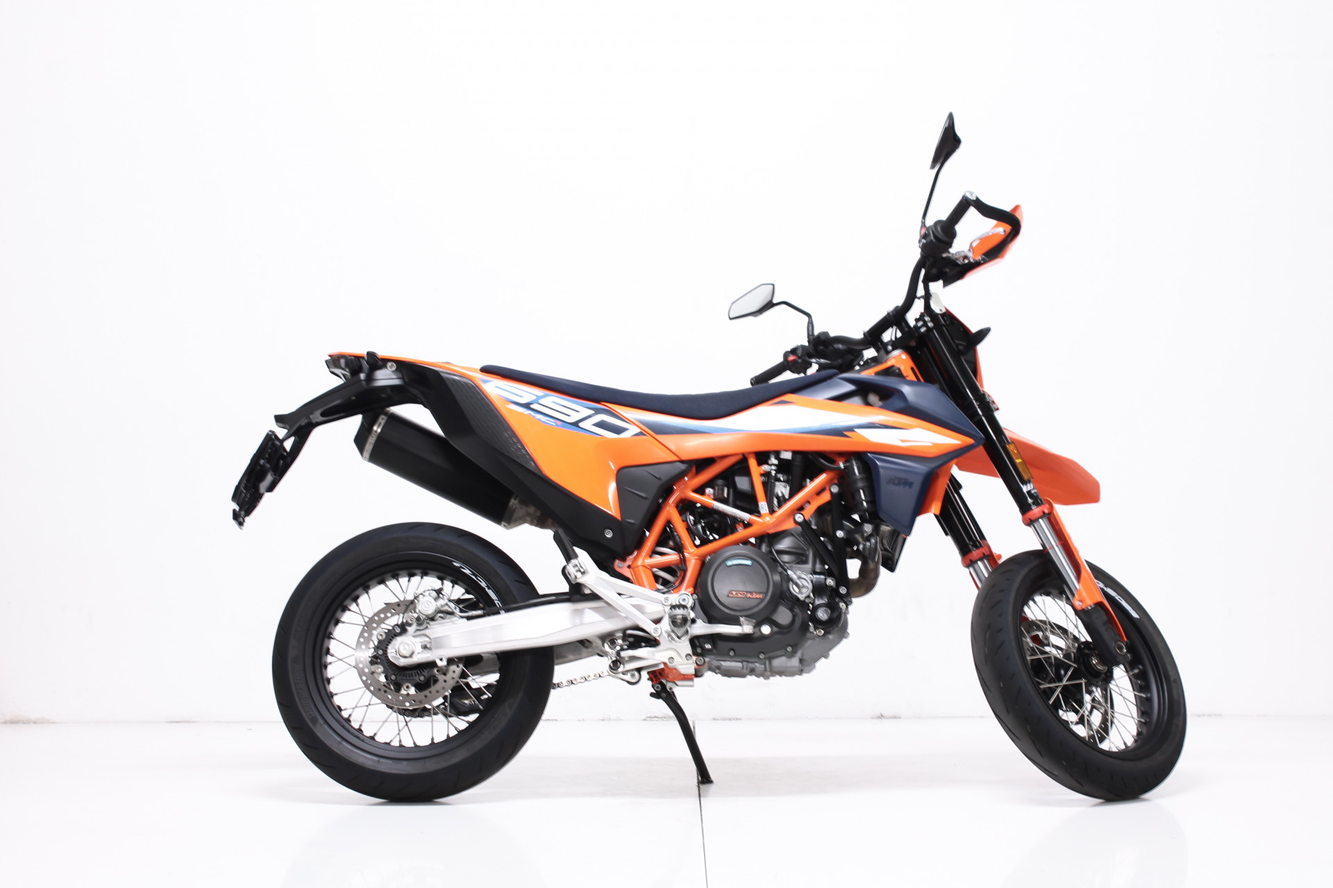 KTM 690 SMC R Supermoto-showroom-element-1