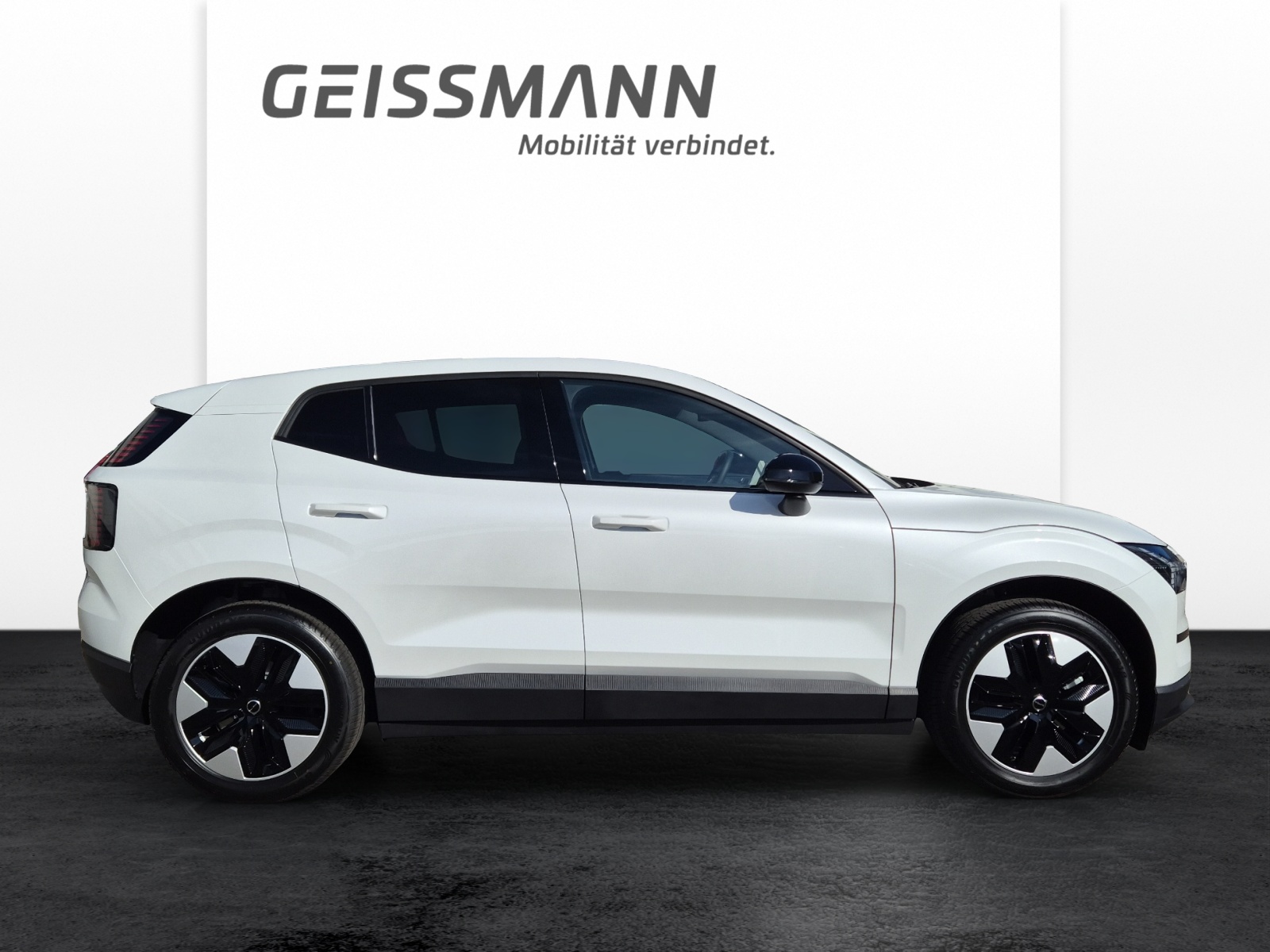 VOLVO EX30 P5 Longe Range Plus-image-3