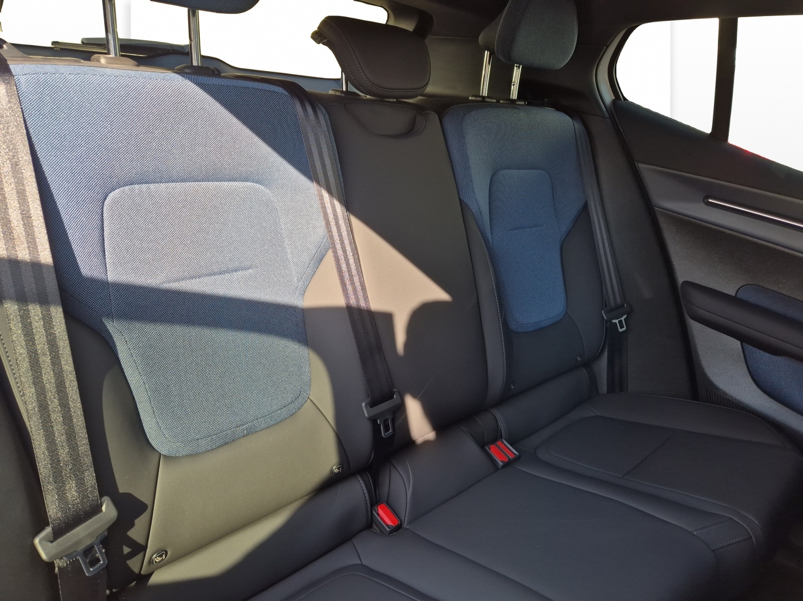 VOLVO EX30 P5 Longe Range Plus-image-16