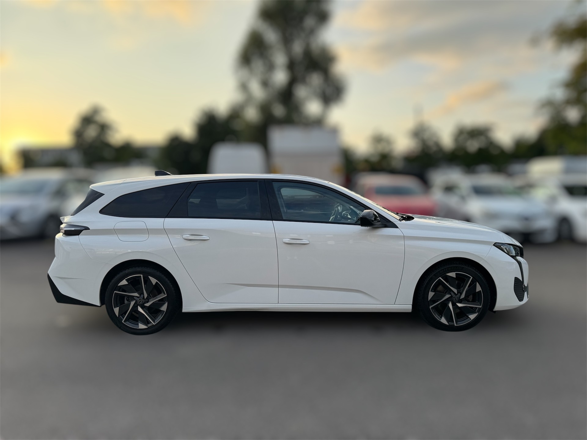 PEUGEOT 308 SW 1.5 BlueHDI Allure Pack EAT8-image-2