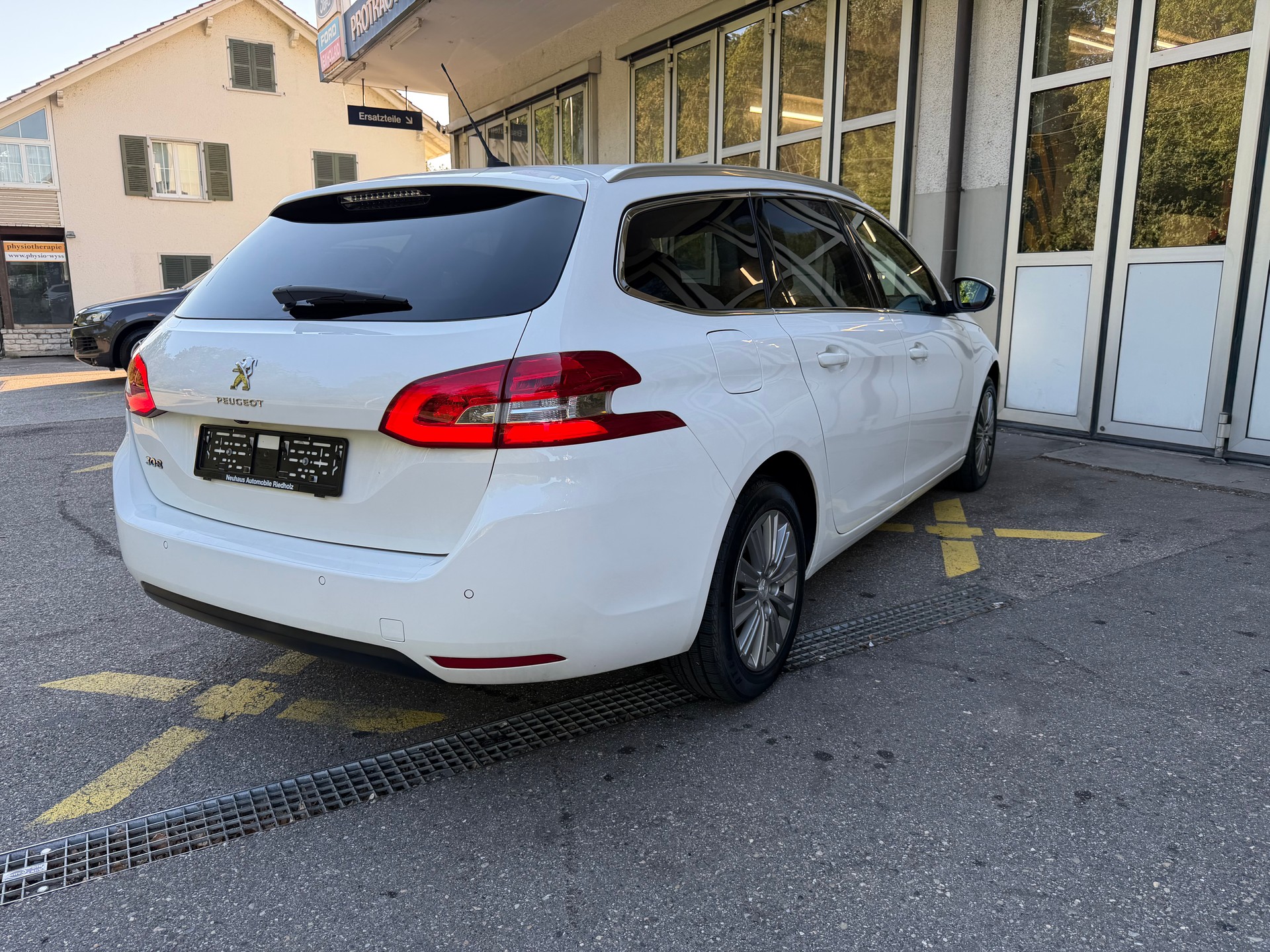 PEUGEOT 308 SW 1.5 BlueHDI Active Pack EAT8-image-4