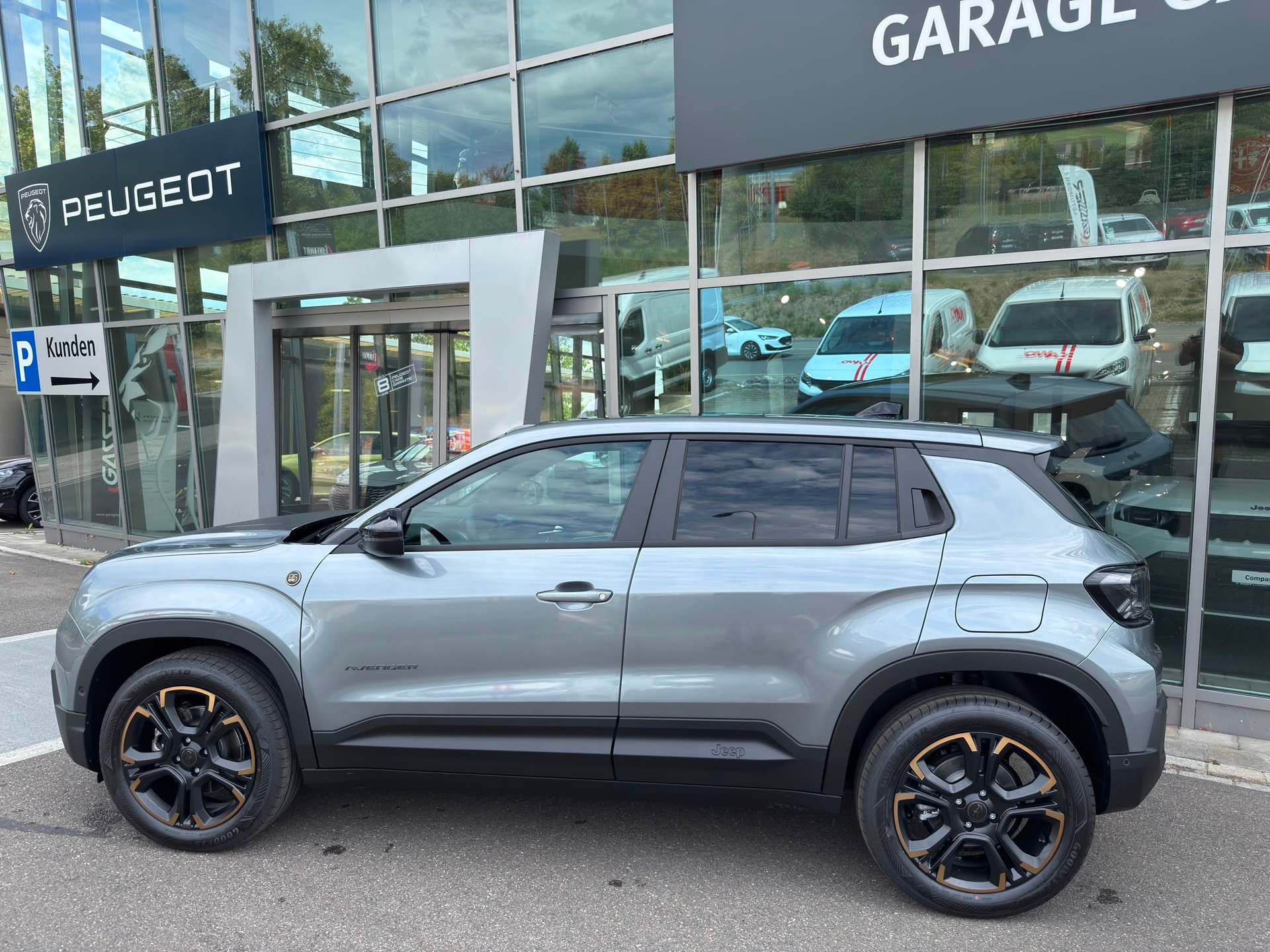 JEEP Avenger 1.2 MHEV 85th Anniversary 4xe PACK SKY-image-1