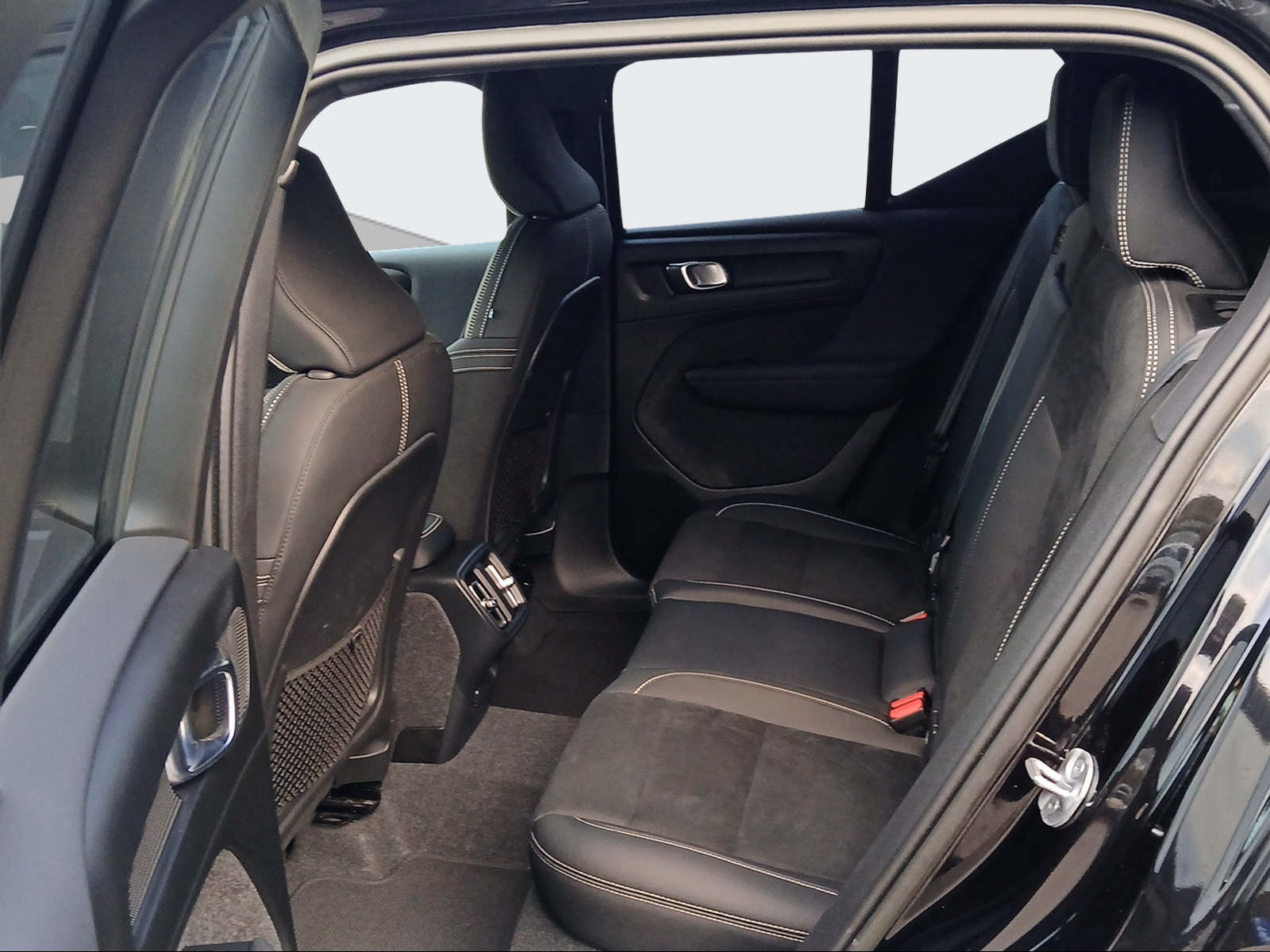 VOLVO XC40 2.0 B4 MH Plus Dark AWD-image-11