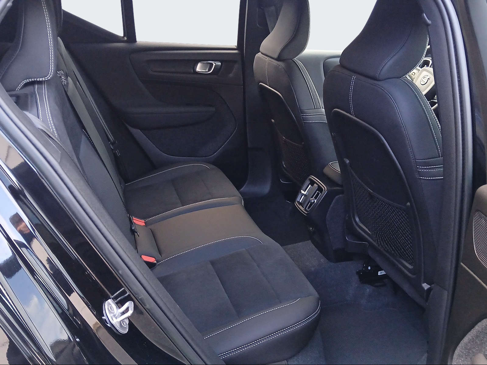 VOLVO XC40 2.0 B4 MH Plus Dark AWD-image-12