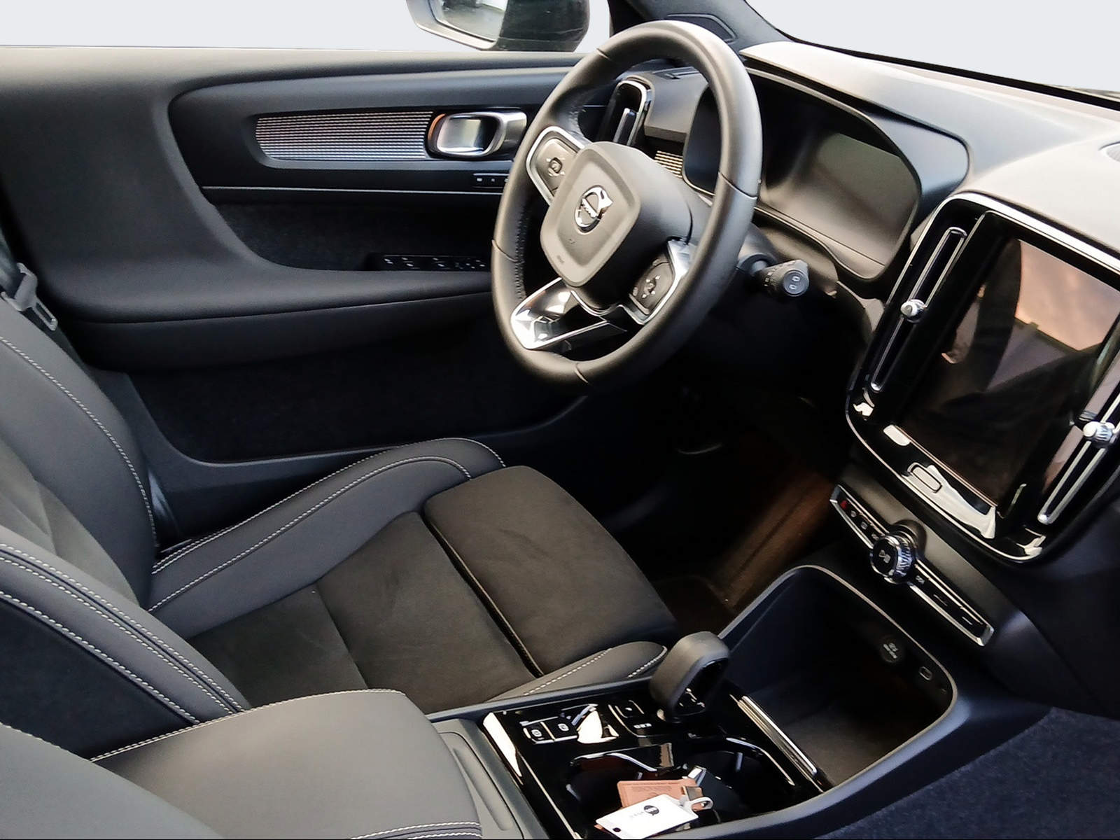 VOLVO XC40 2.0 B4 MH Plus Dark AWD-image-14