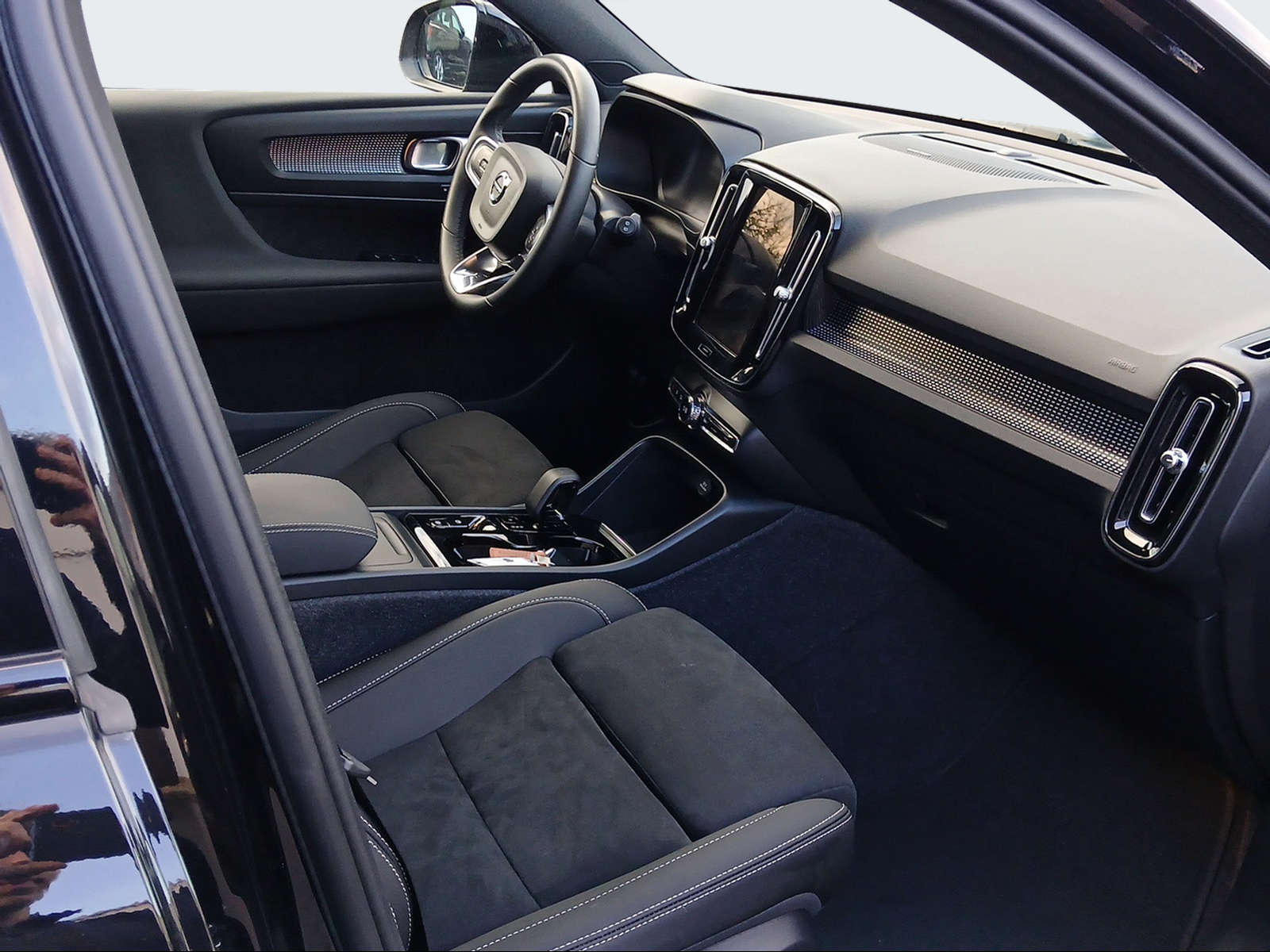 VOLVO XC40 2.0 B4 MH Plus Dark AWD-image-13