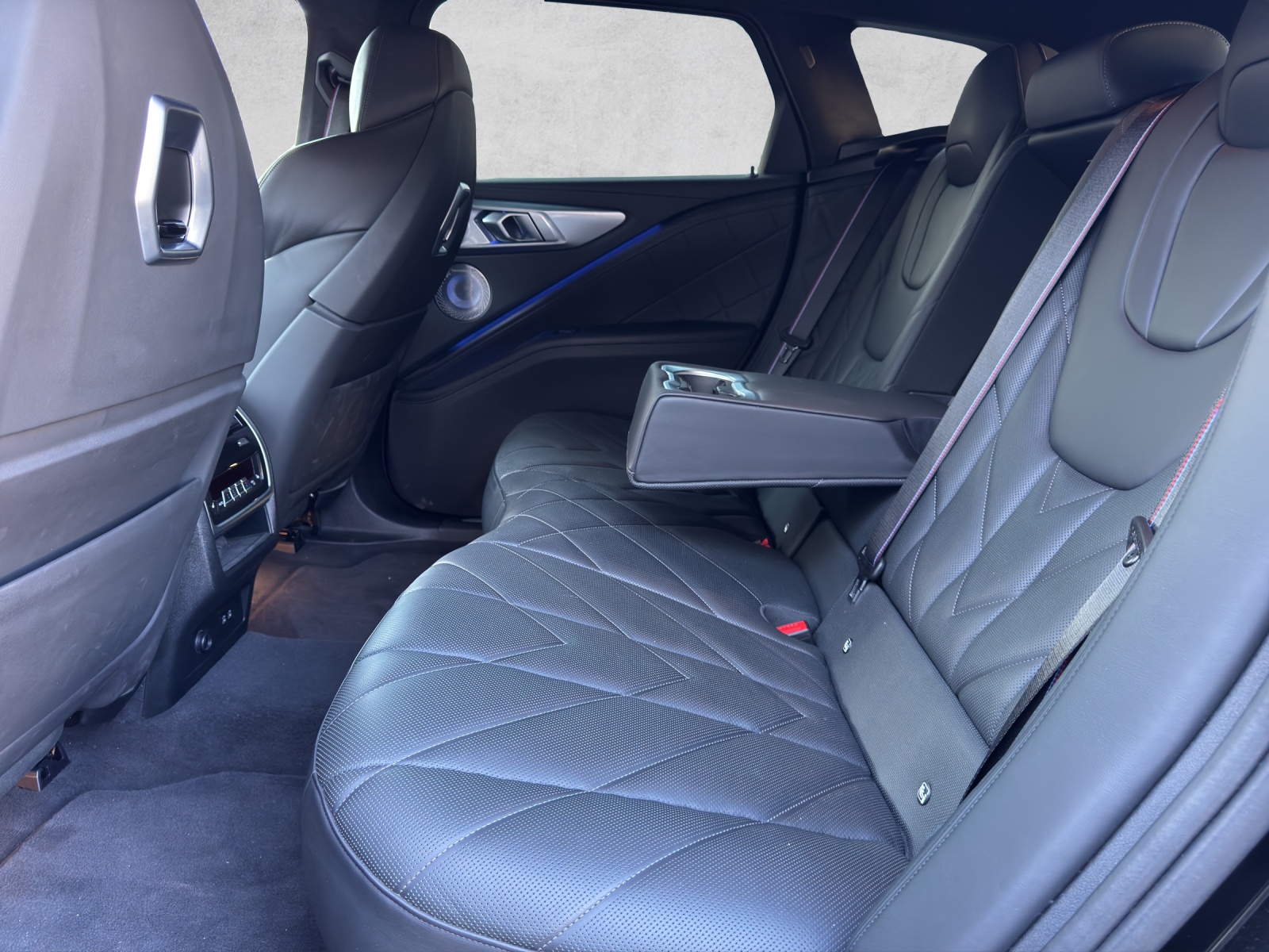 BMW XM xDrive PHEV Steptronic-image-11
