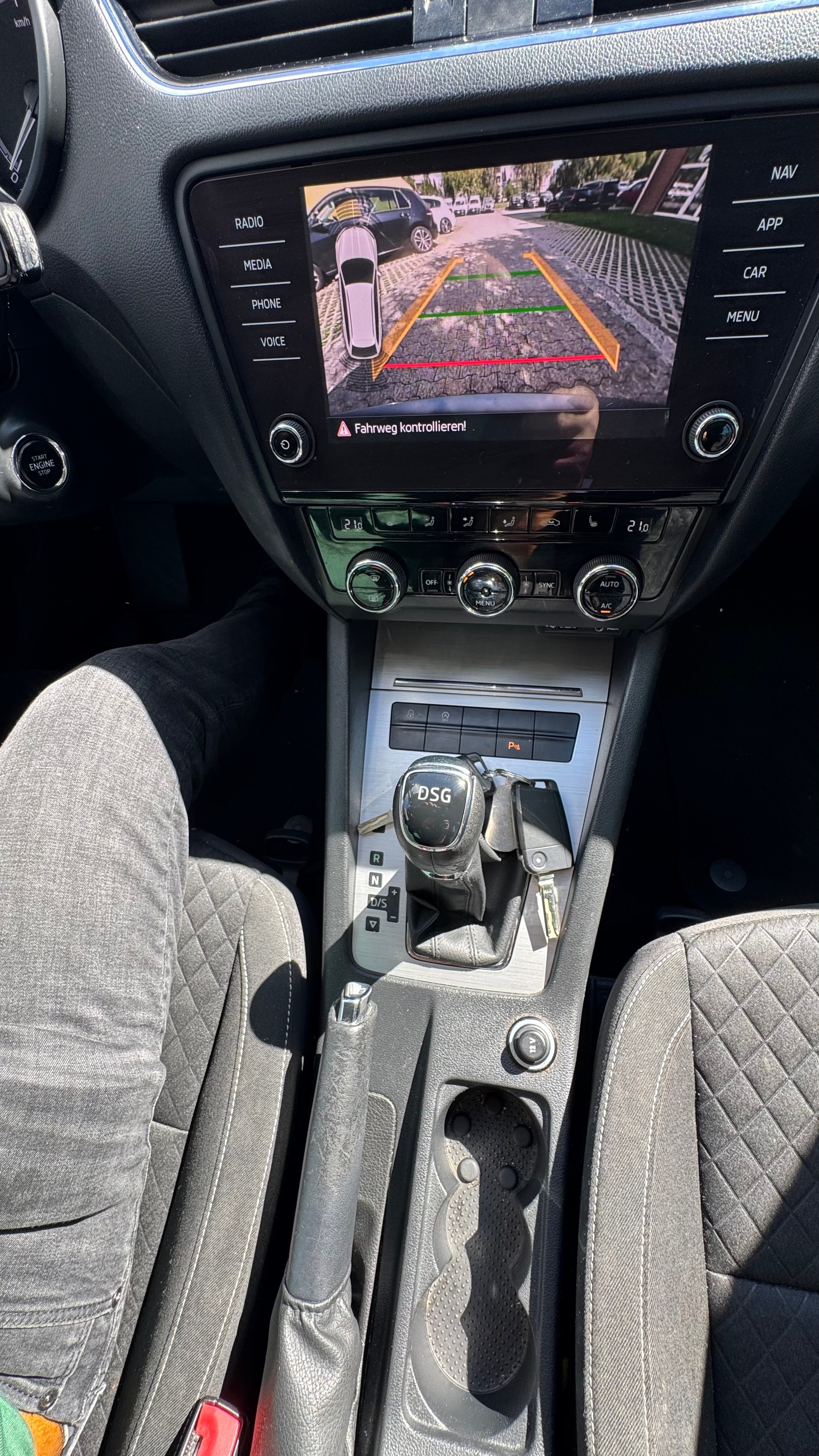 SKODA Octavia Combi 1.4 TSI Style DSG-image-9