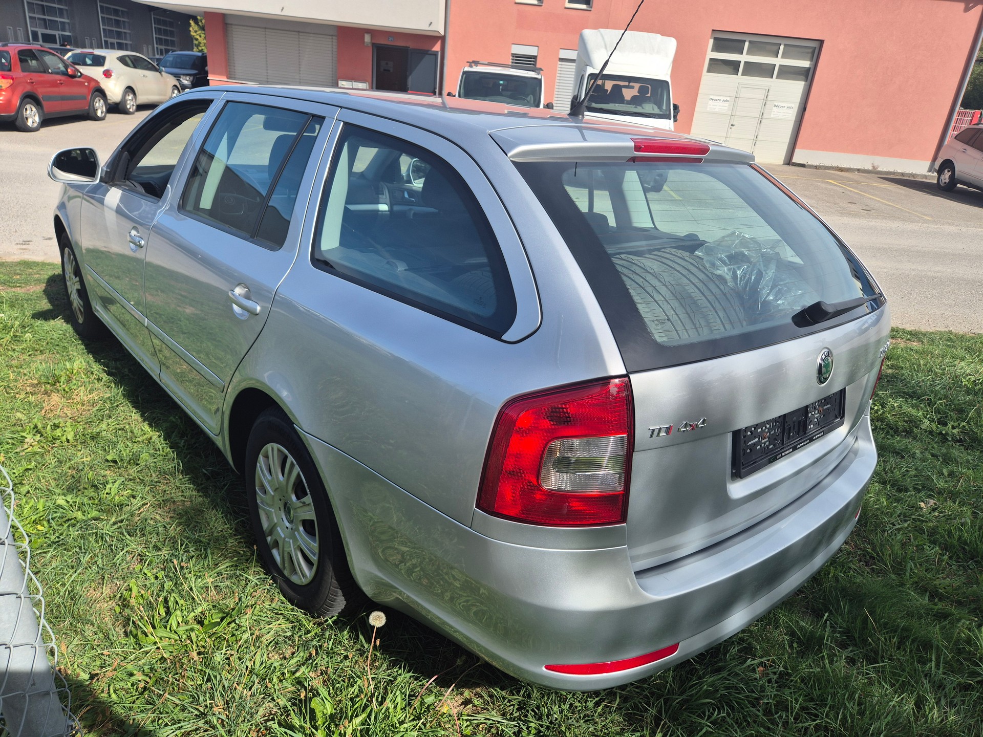 SKODA Octavia Combi 2.0 TDI Adventure 4x4-image-6