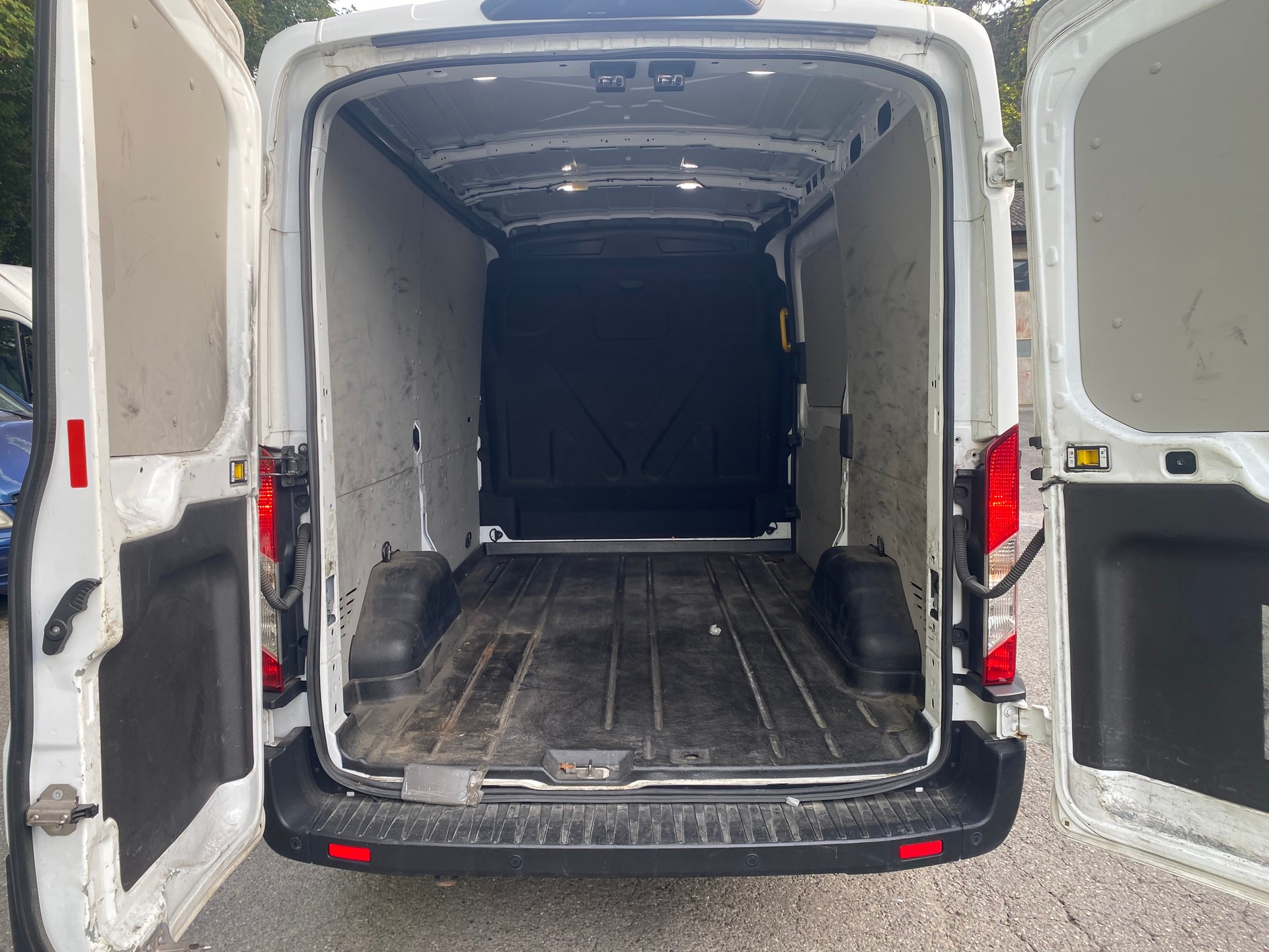 FORD Transit Van 350 L2 Ambiente 2.0 TDCi 130 FWD-image-5