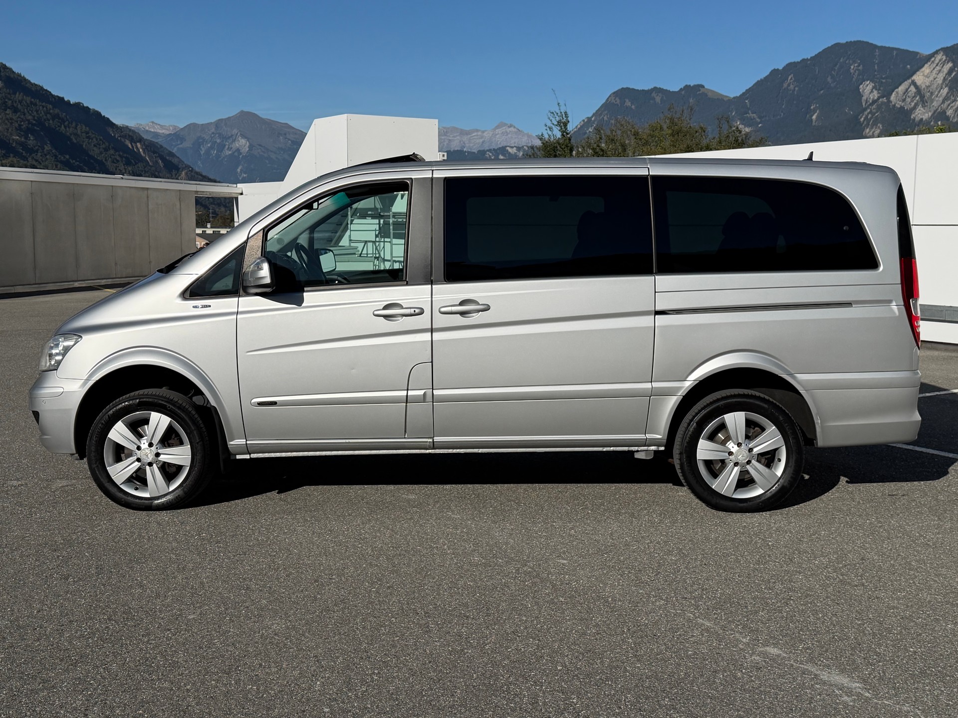 MERCEDES-BENZ Viano 2.2 CDI Blue Eff. Ambiente Ed. L 4Matic A-image-2