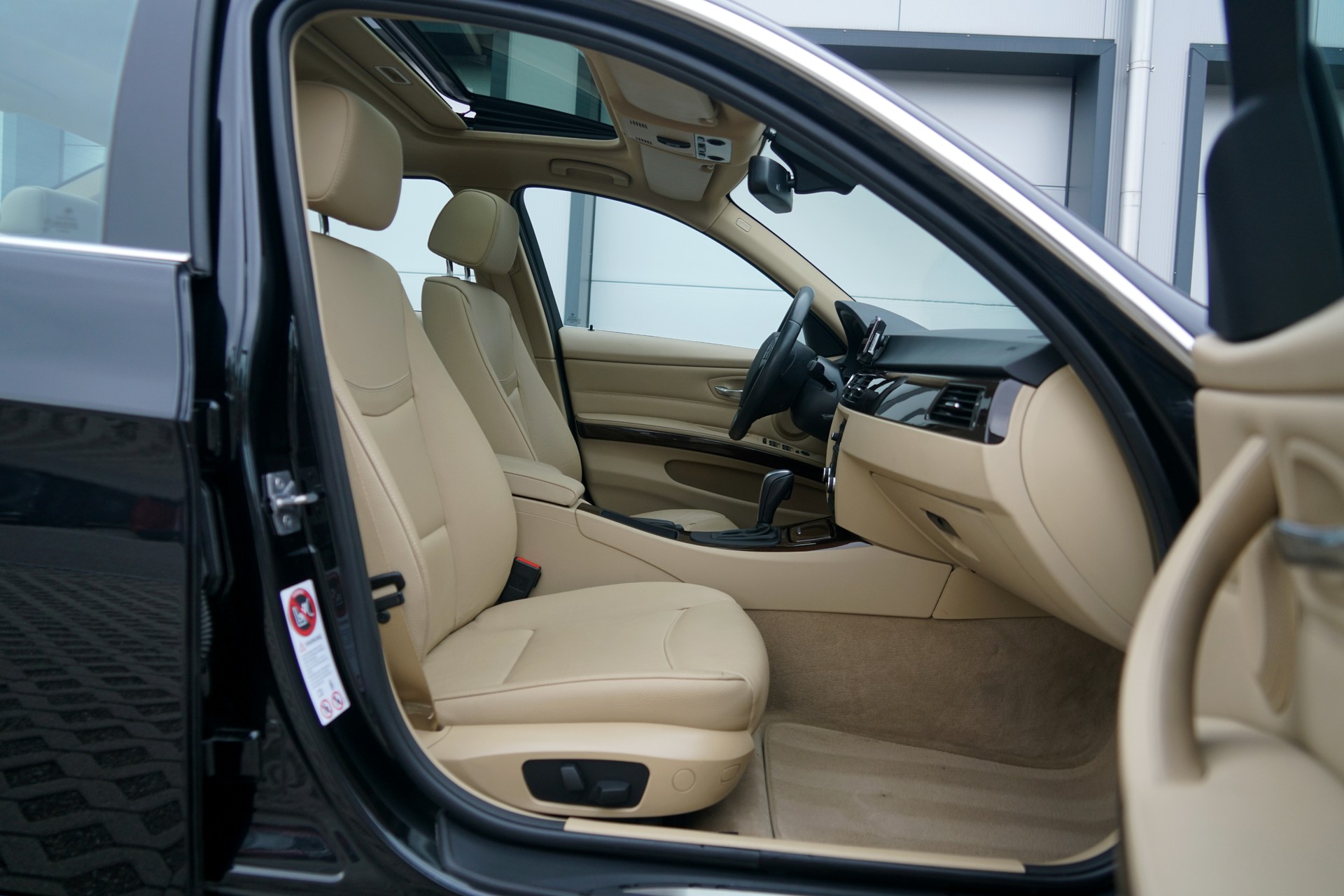 BMW 325i x-Drive Steptronic-image-12