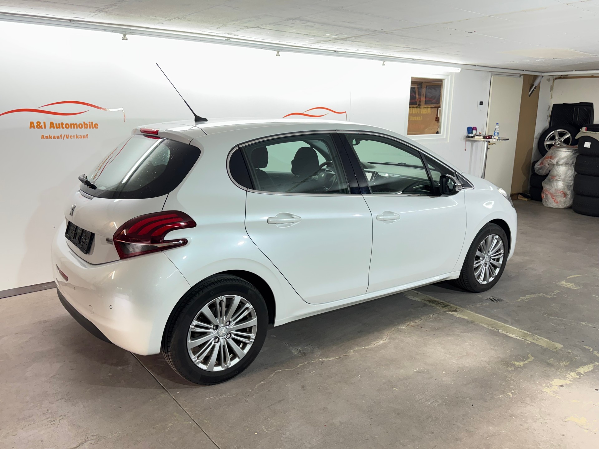 PEUGEOT 208 1.2 PureTech Allure EAT6-image-2