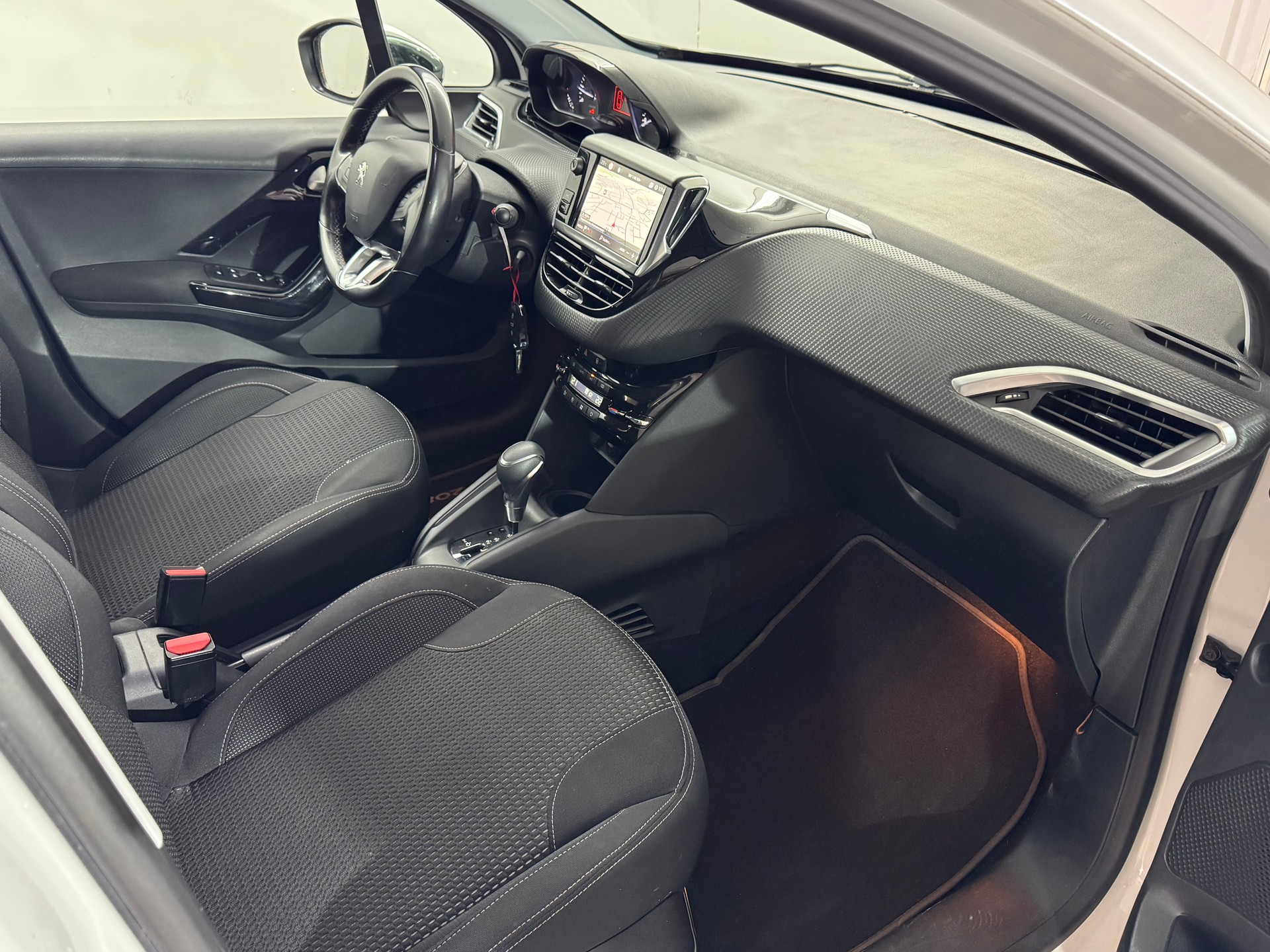 PEUGEOT 208 1.2 PureTech Allure EAT6-image-8