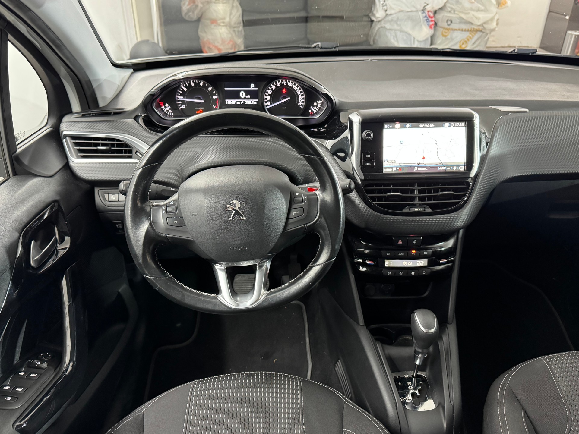PEUGEOT 208 1.2 PureTech Allure EAT6-image-6
