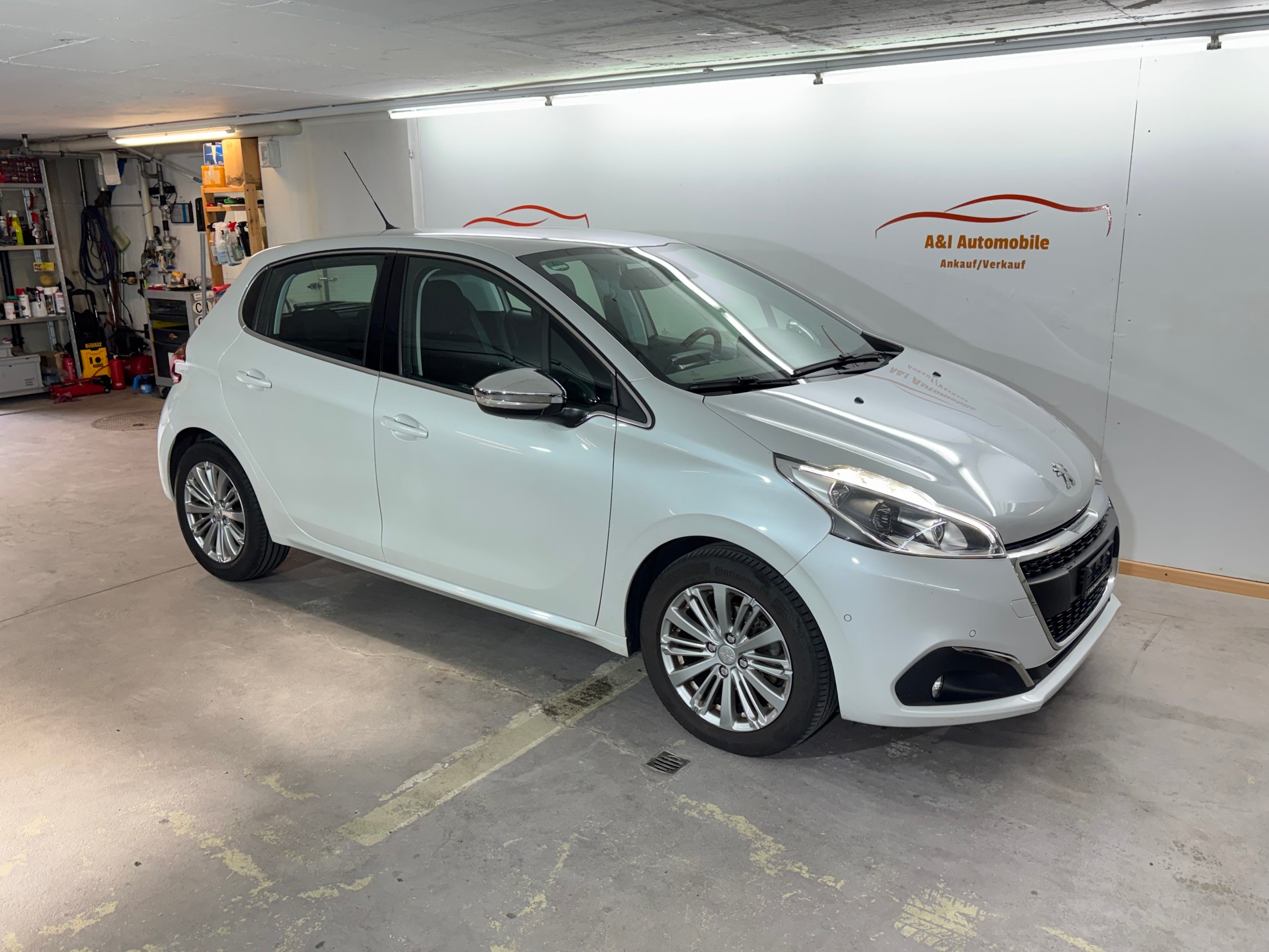 PEUGEOT 208 1.2 PureTech Allure EAT6-image-1
