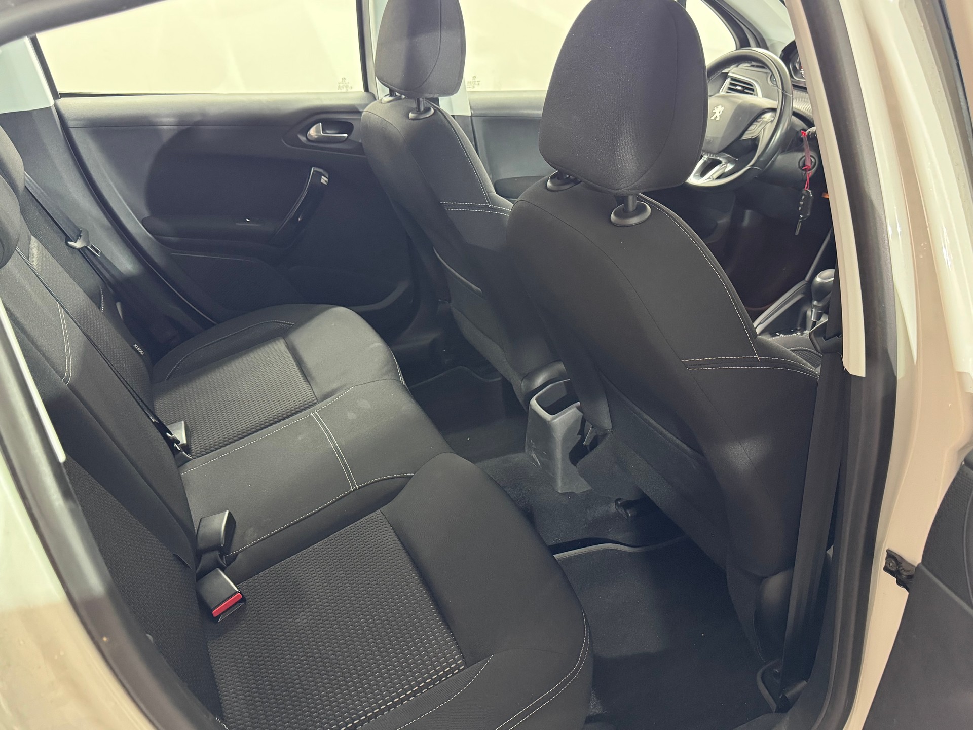 PEUGEOT 208 1.2 PureTech Allure EAT6-image-10