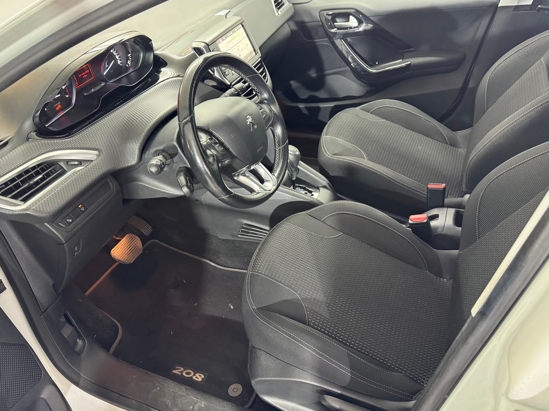 PEUGEOT 208 1.2 PureTech Allure EAT6-image-7