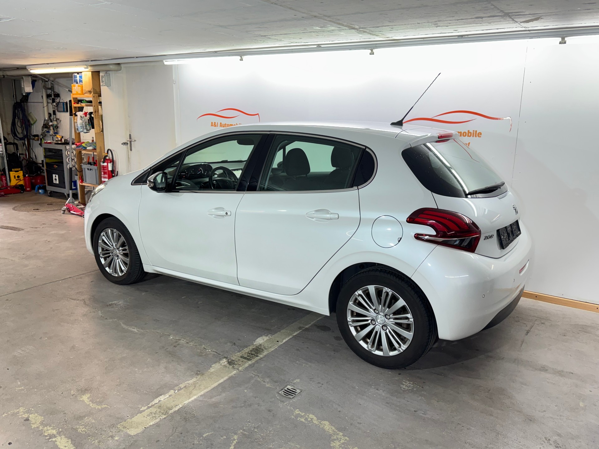 PEUGEOT 208 1.2 PureTech Allure EAT6-image-3