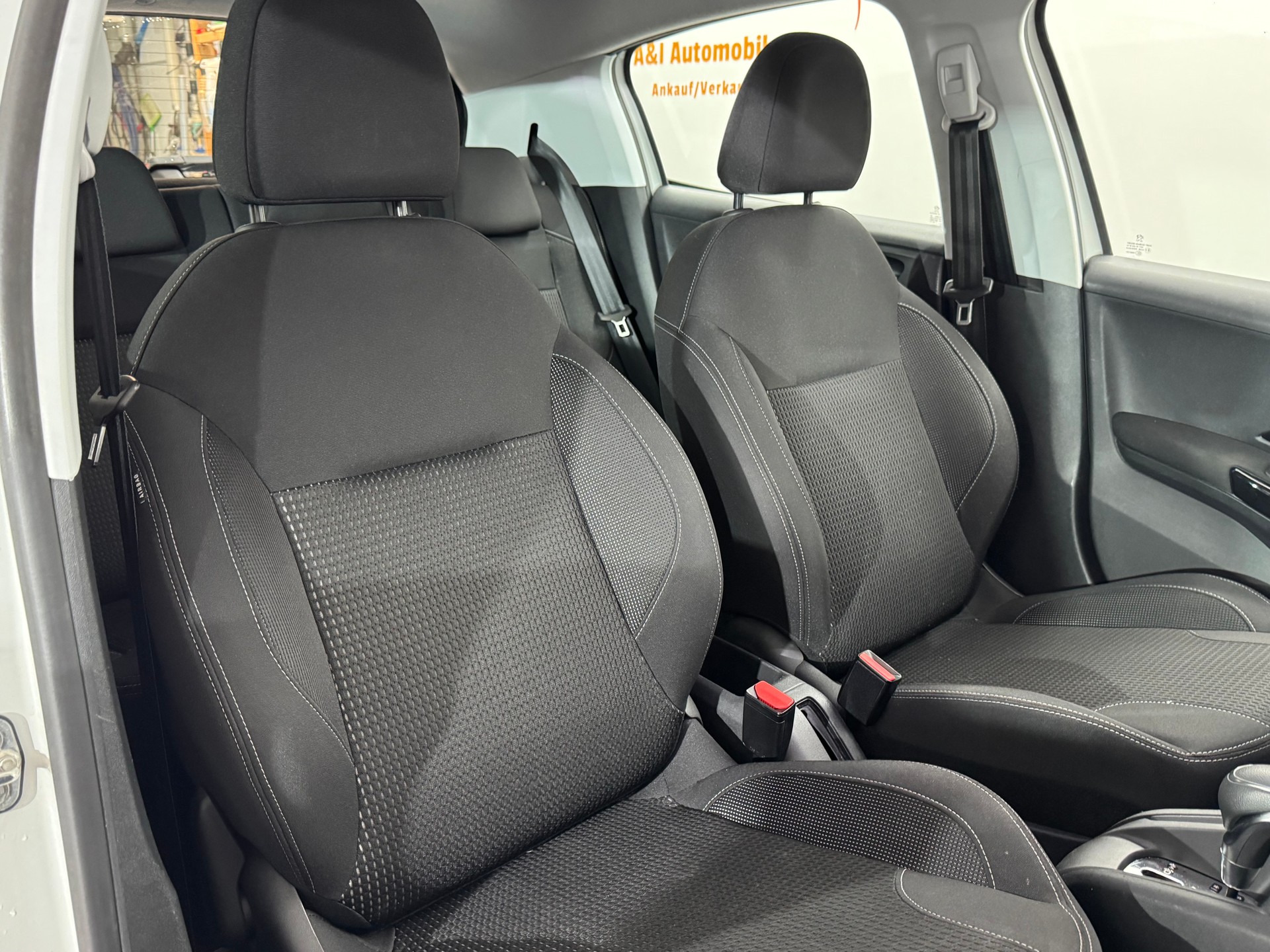 PEUGEOT 208 1.2 PureTech Allure EAT6-image-9