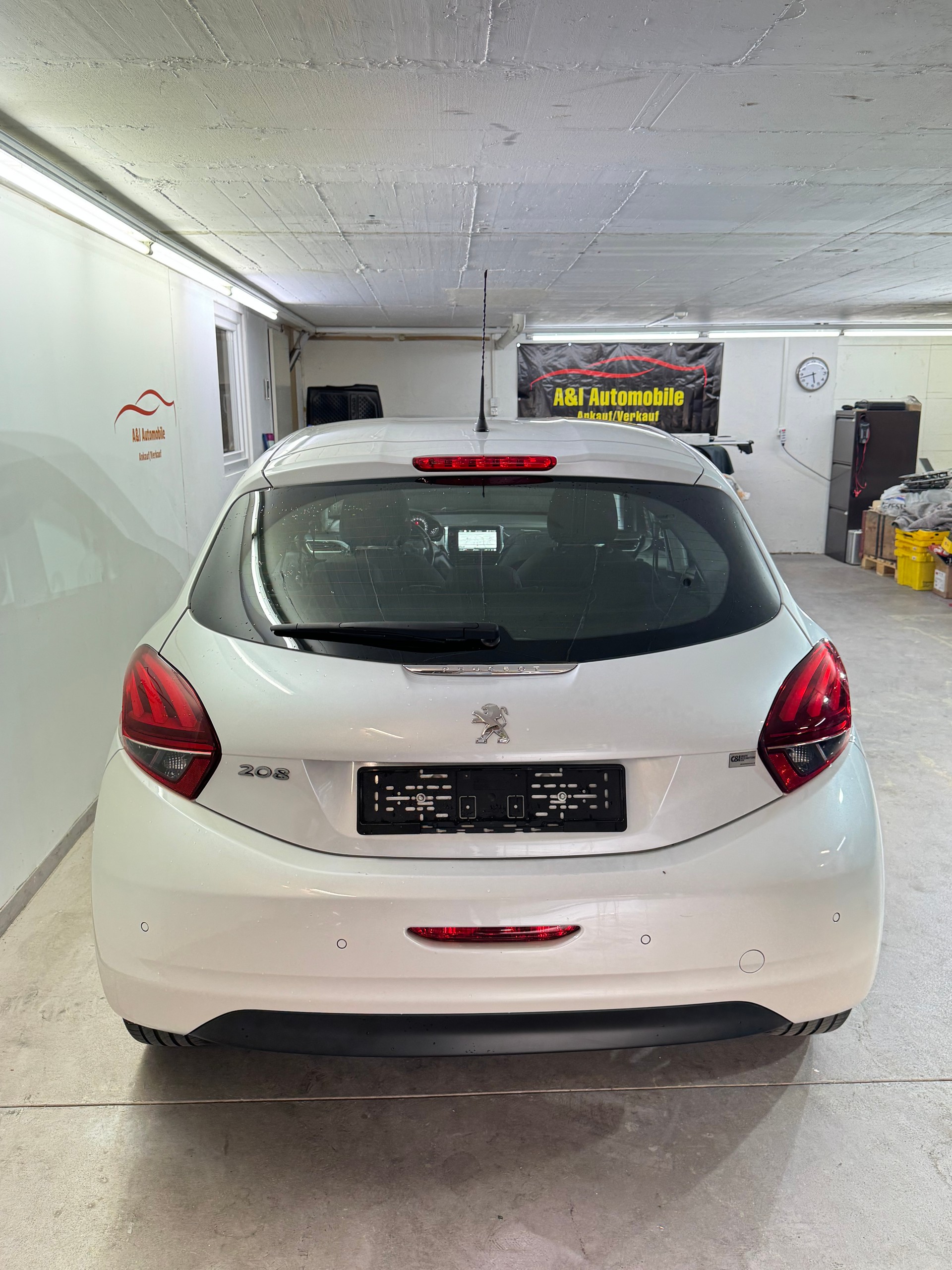 PEUGEOT 208 1.2 PureTech Allure EAT6-image-5