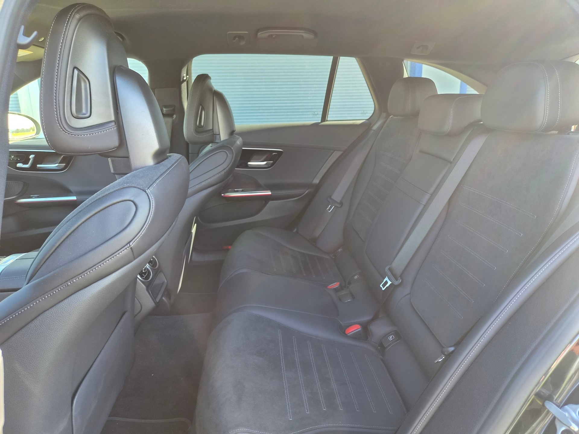 MERCEDES-BENZ C 220 d T AMG Line-image-4