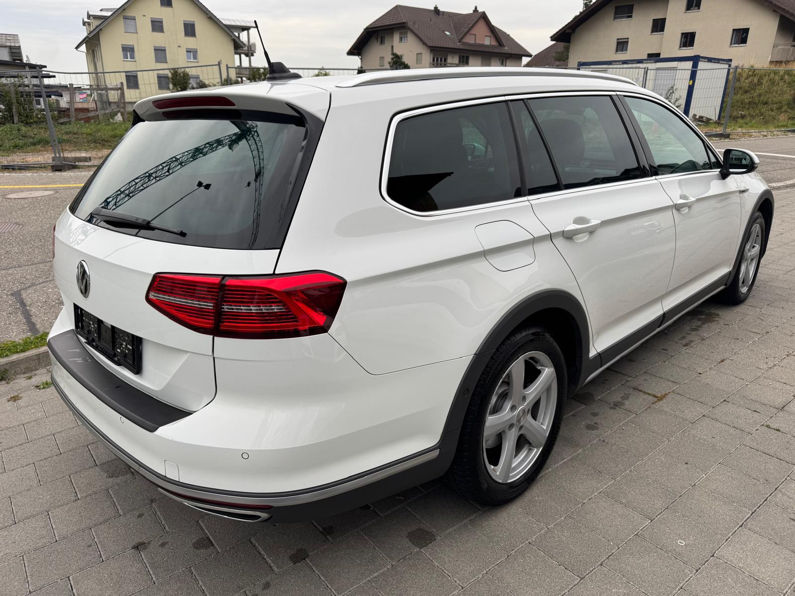 VW Passat Variant ALLTRACK 2.0 TDI BMT Highline DSG 4Motion-image-1