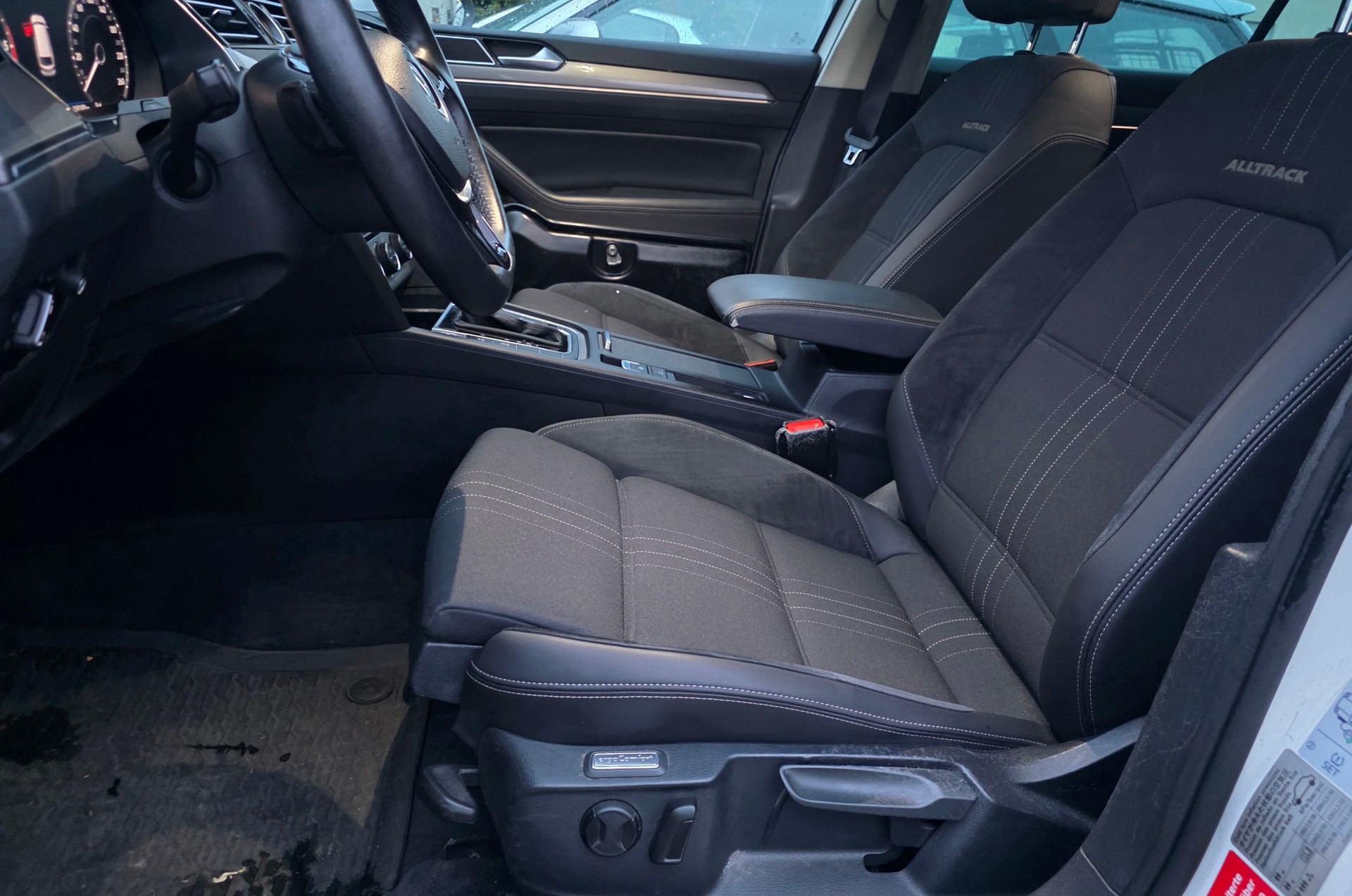 VW Passat Variant ALLTRACK 2.0 TDI BMT Highline DSG 4Motion-image-4