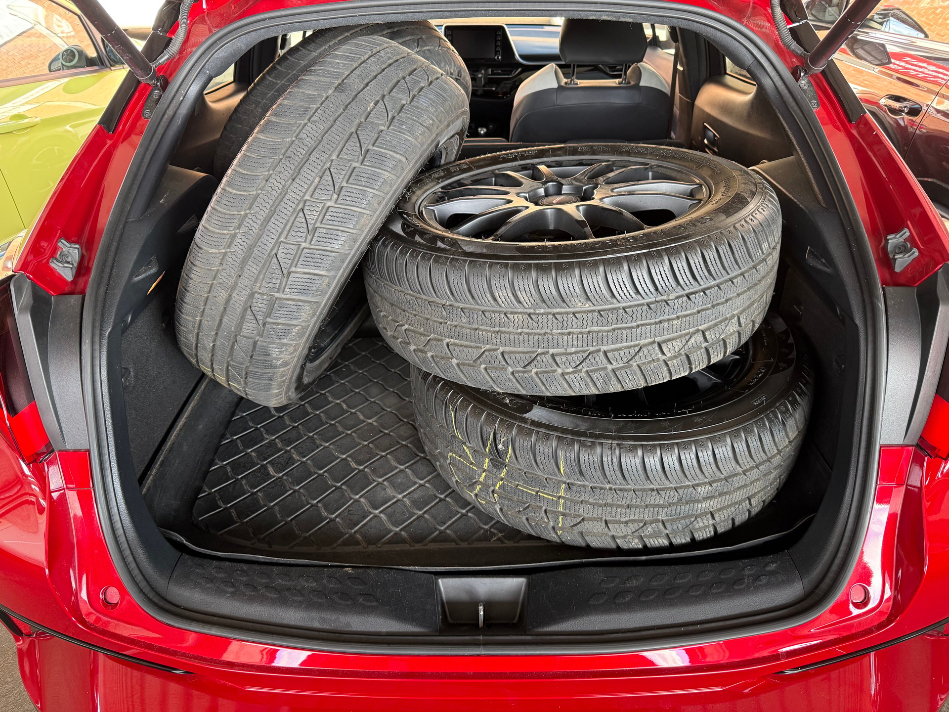 TOYOTA C-HR 2.0 HSD CVT GR Sport-image-9