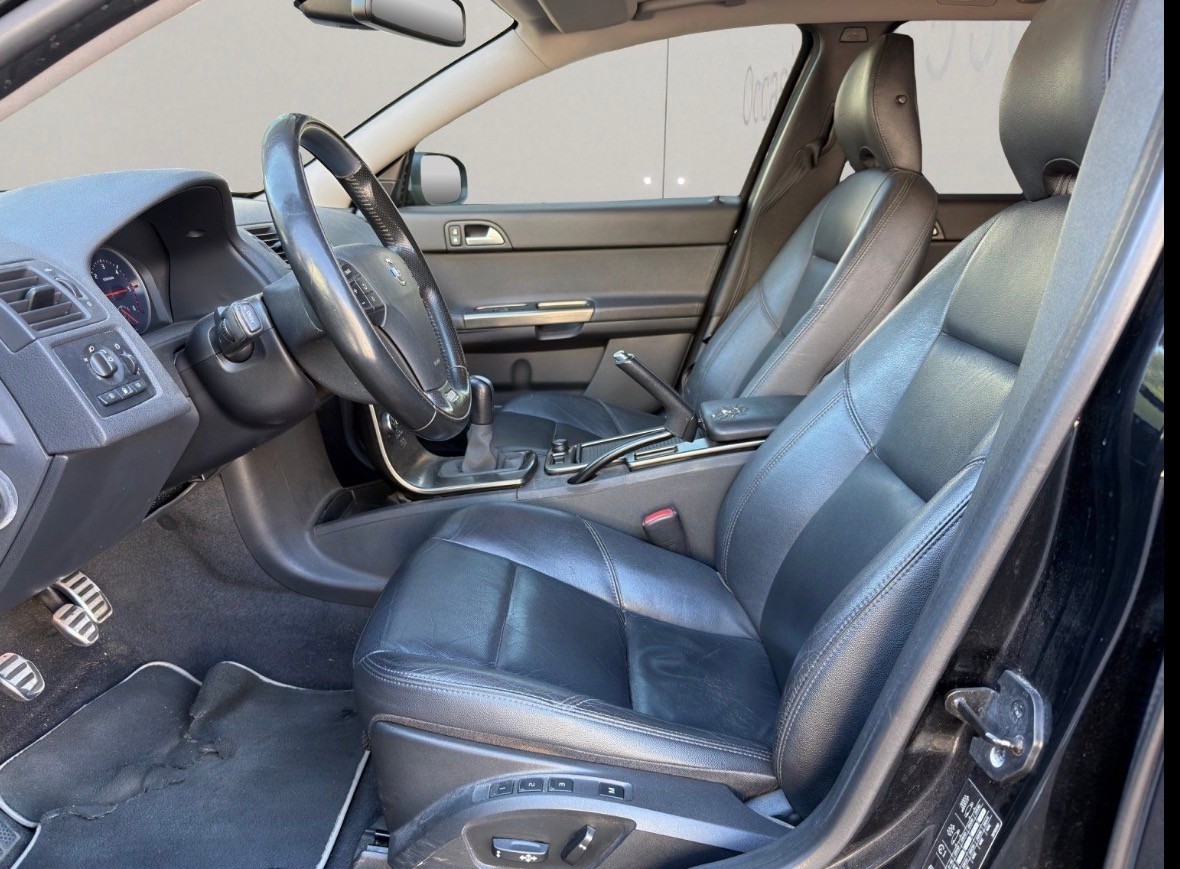 VOLVO V50 2.0D Momentum R-Design Diesel-image-4