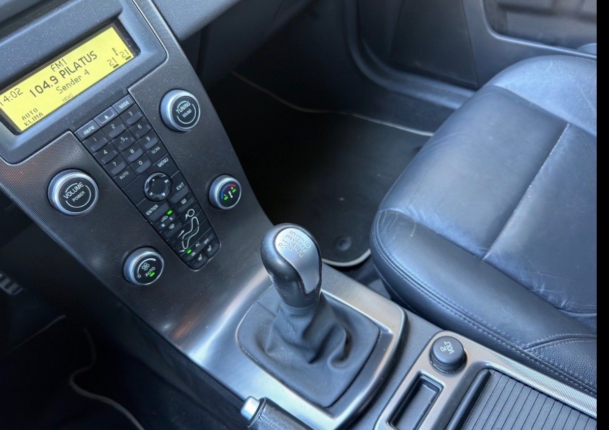 VOLVO V50 2.0D Momentum R-Design Diesel-image-5