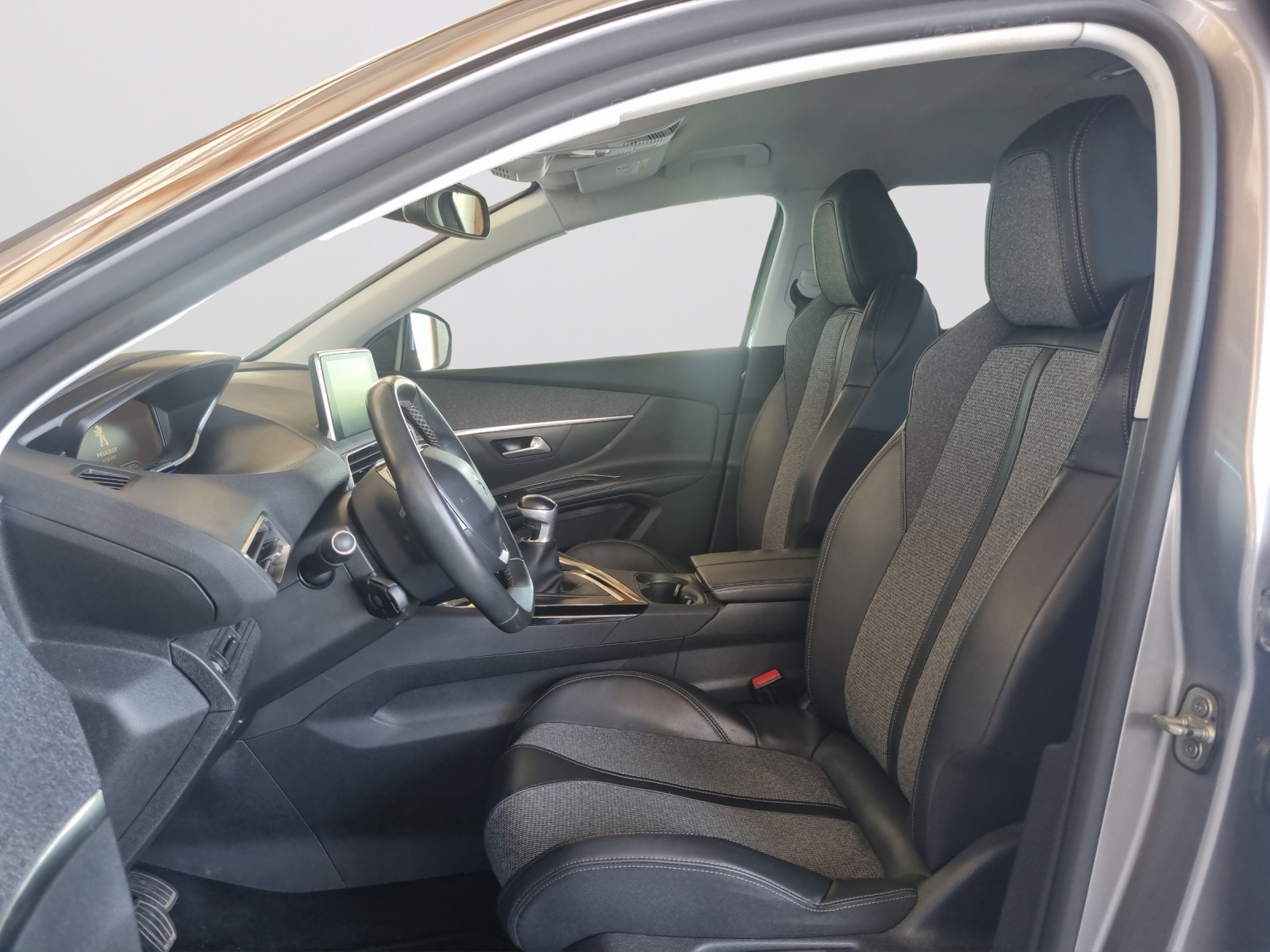 PEUGEOT 5008 1.2 Pure Tech Allure-image-9