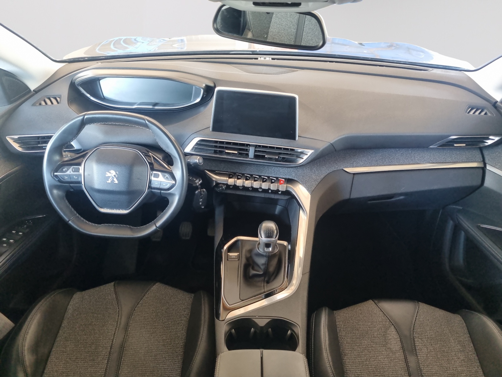 PEUGEOT 5008 1.2 Pure Tech Allure-image-8