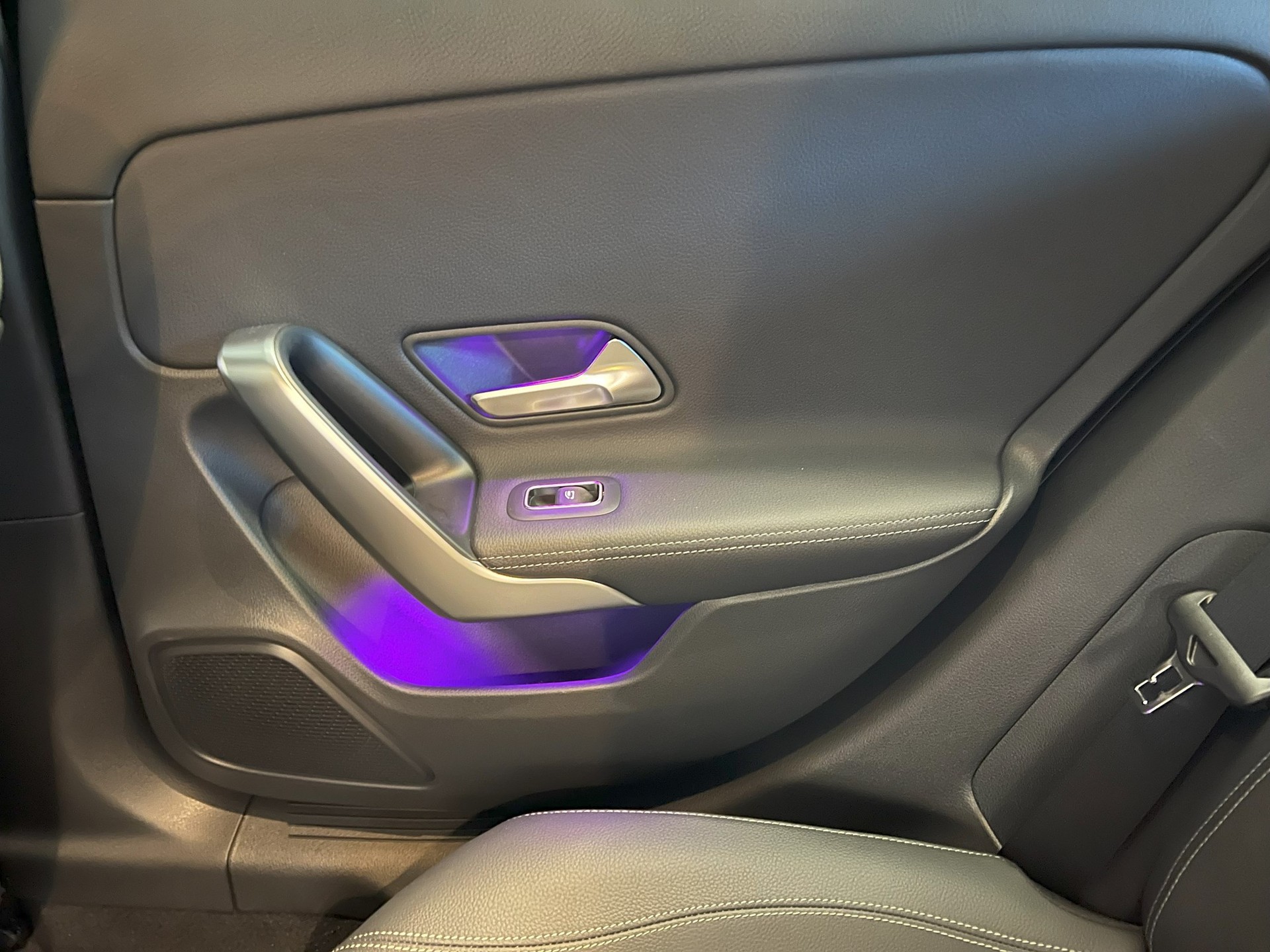 MERCEDES-BENZ A 250e Progressive 8G-DCT-image-9