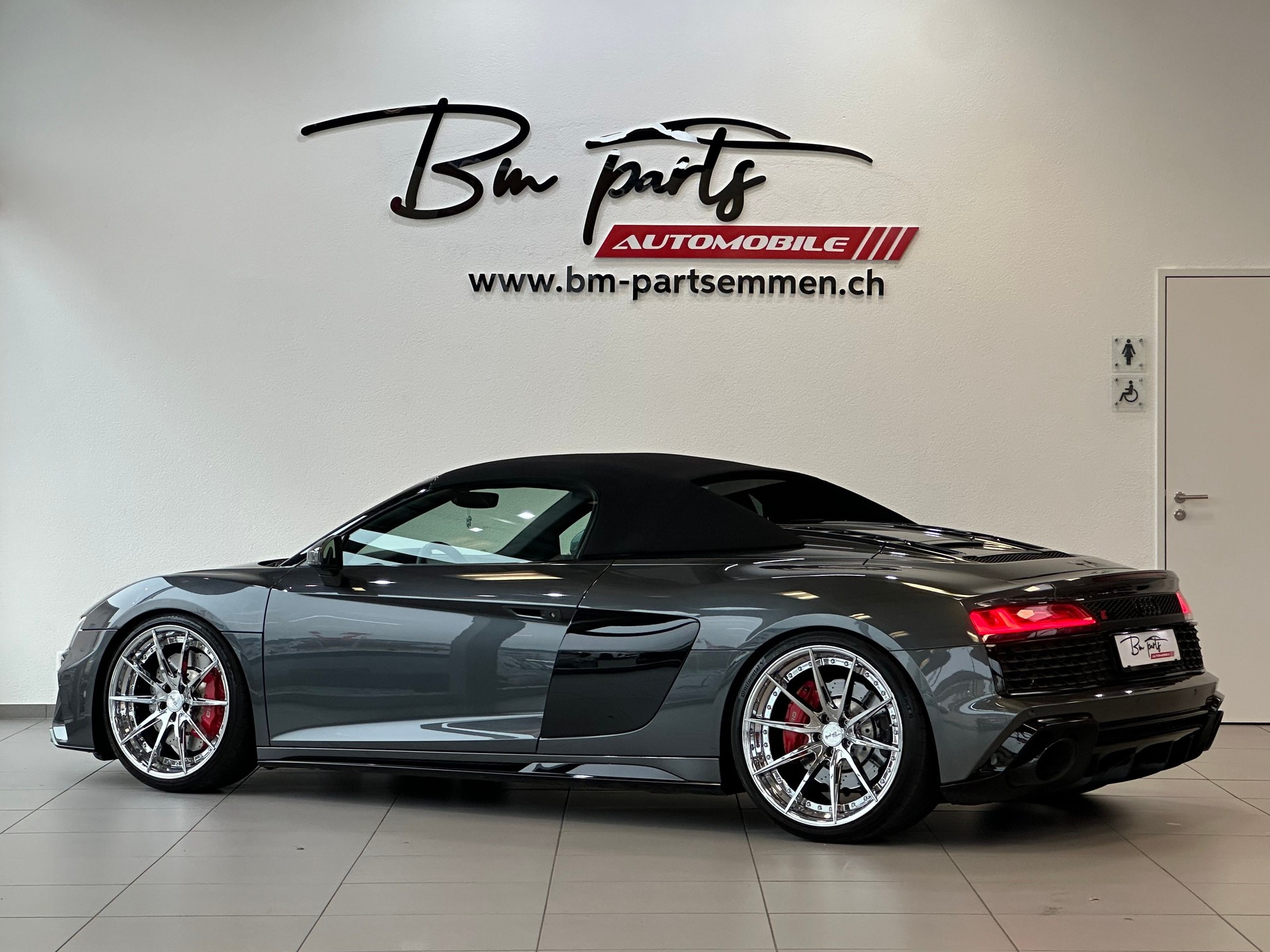 AUDI R8 Spyder RWD S-Tronic-image-5