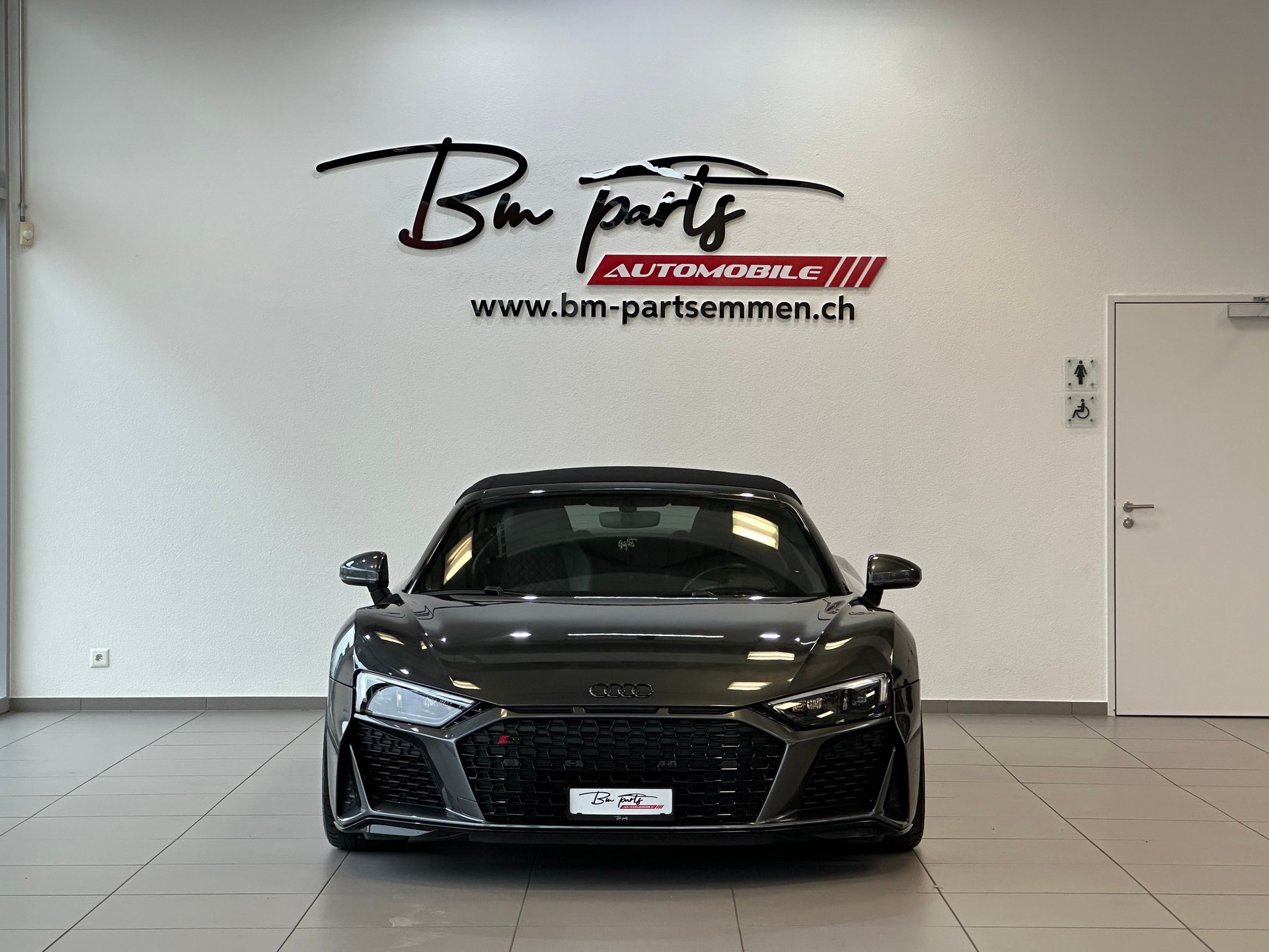 AUDI R8 Spyder RWD S-Tronic-image-10