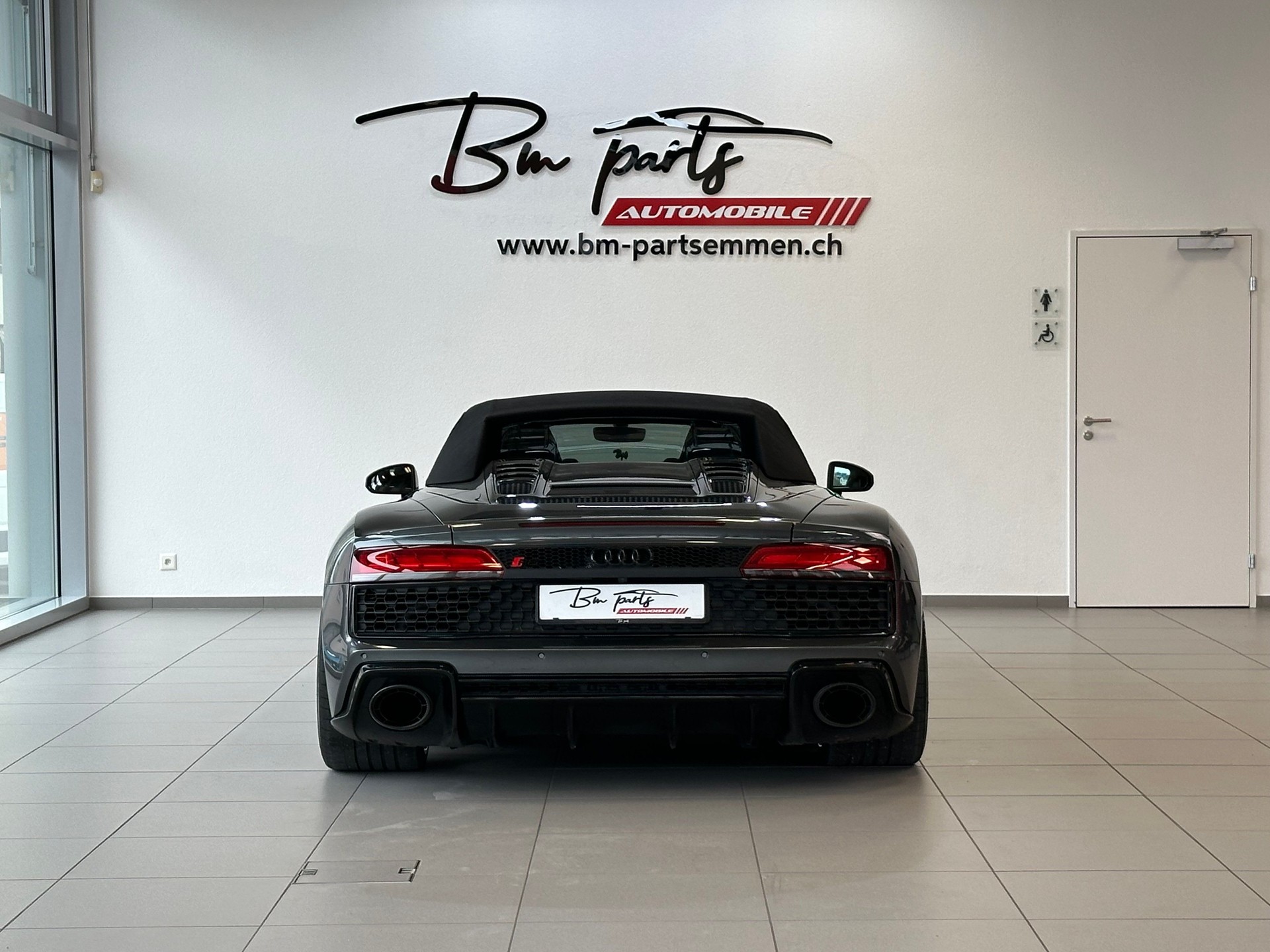 AUDI R8 Spyder RWD S-Tronic-image-6