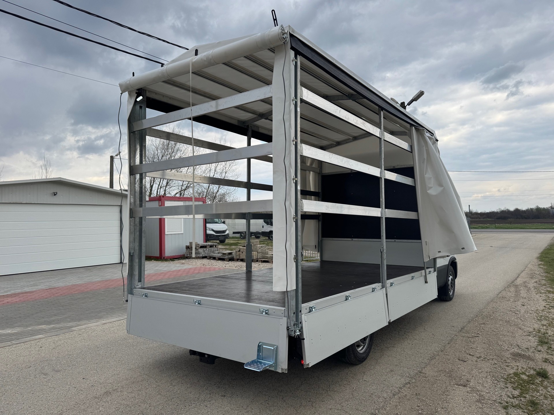 IVECO 35S18 A-8 180Ps mit Brücke und Schiebeplane und Ahk. 3500kg-image-7