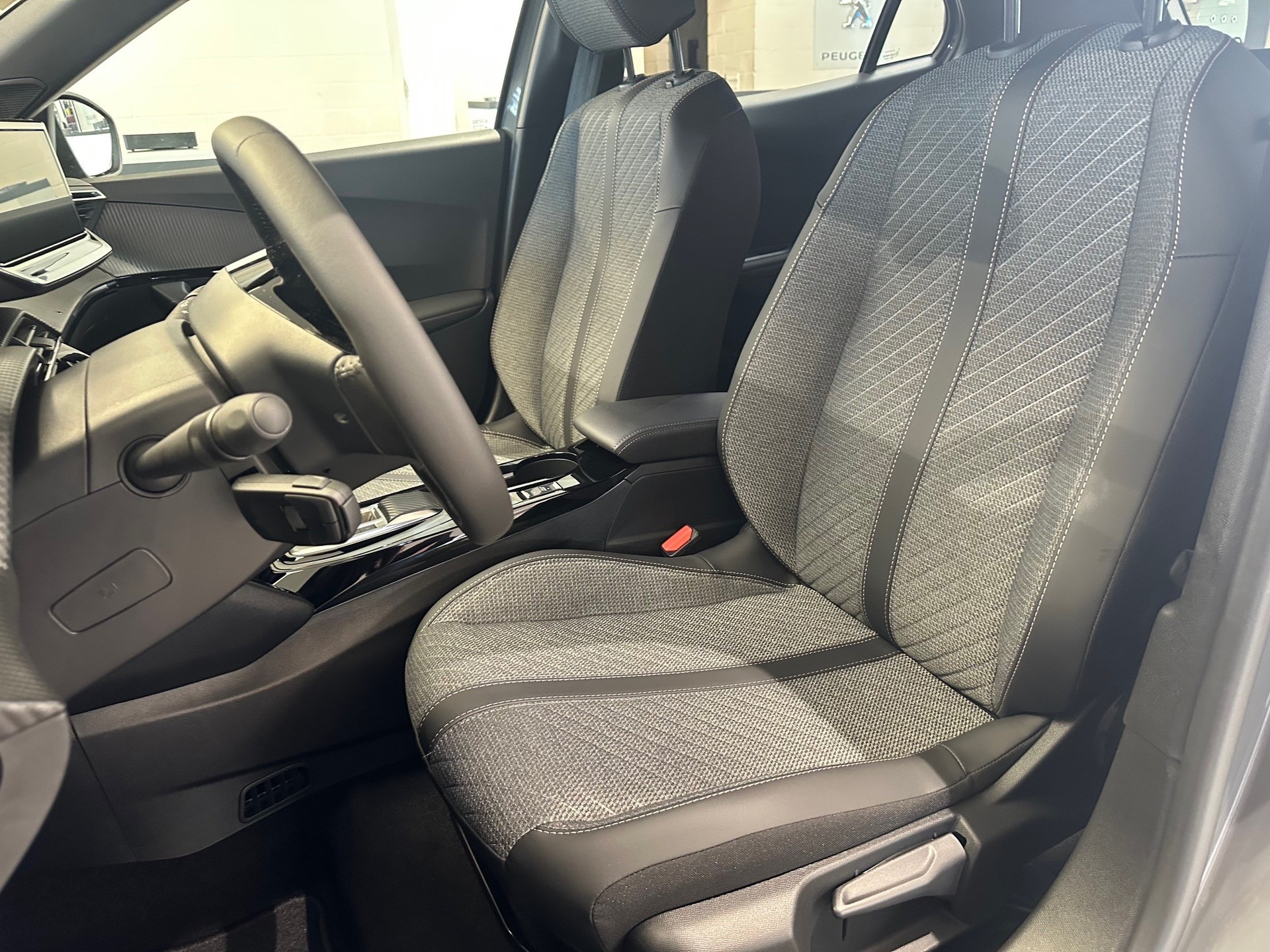 PEUGEOT 2008 e-Allure-image-8