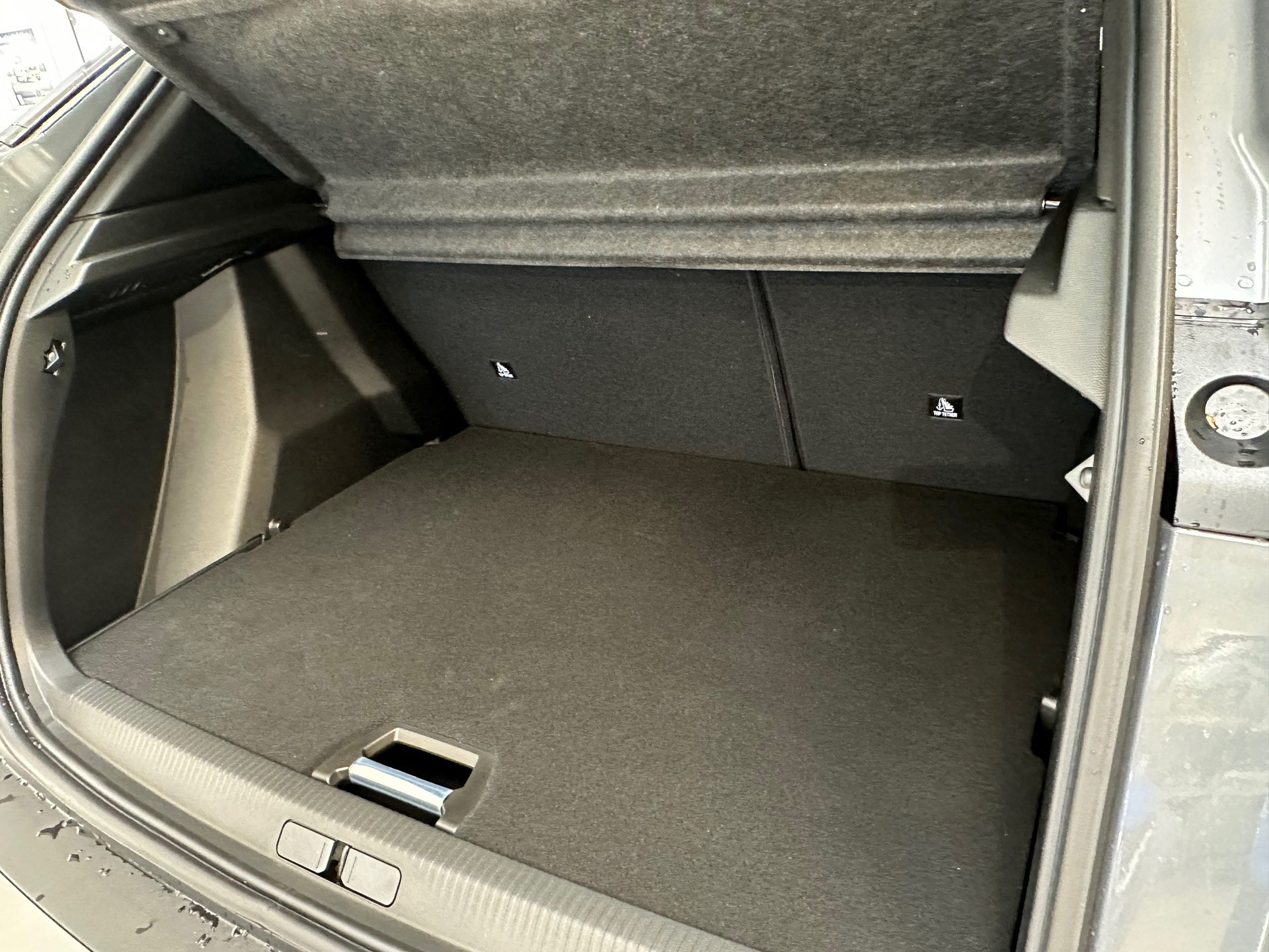 PEUGEOT 2008 e-Allure-image-5