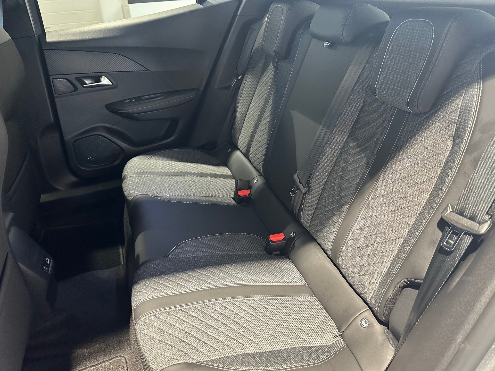 PEUGEOT 2008 e-Allure-image-7