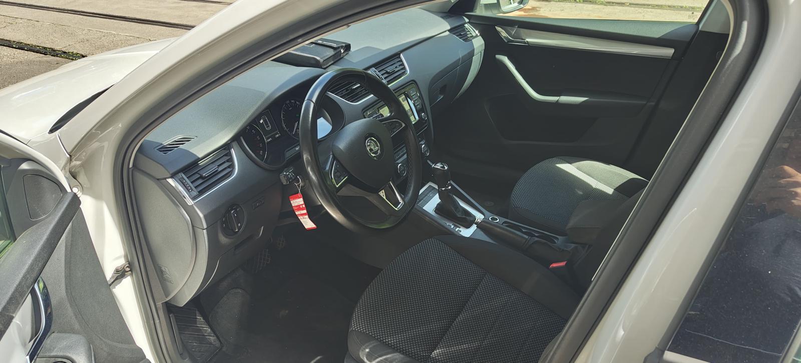 SKODA Octavia Combi 1.6 TDI Ambition DSG-image-6