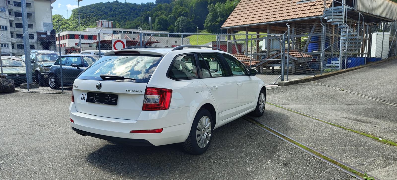 SKODA Octavia Combi 1.6 TDI Ambition DSG-image-2