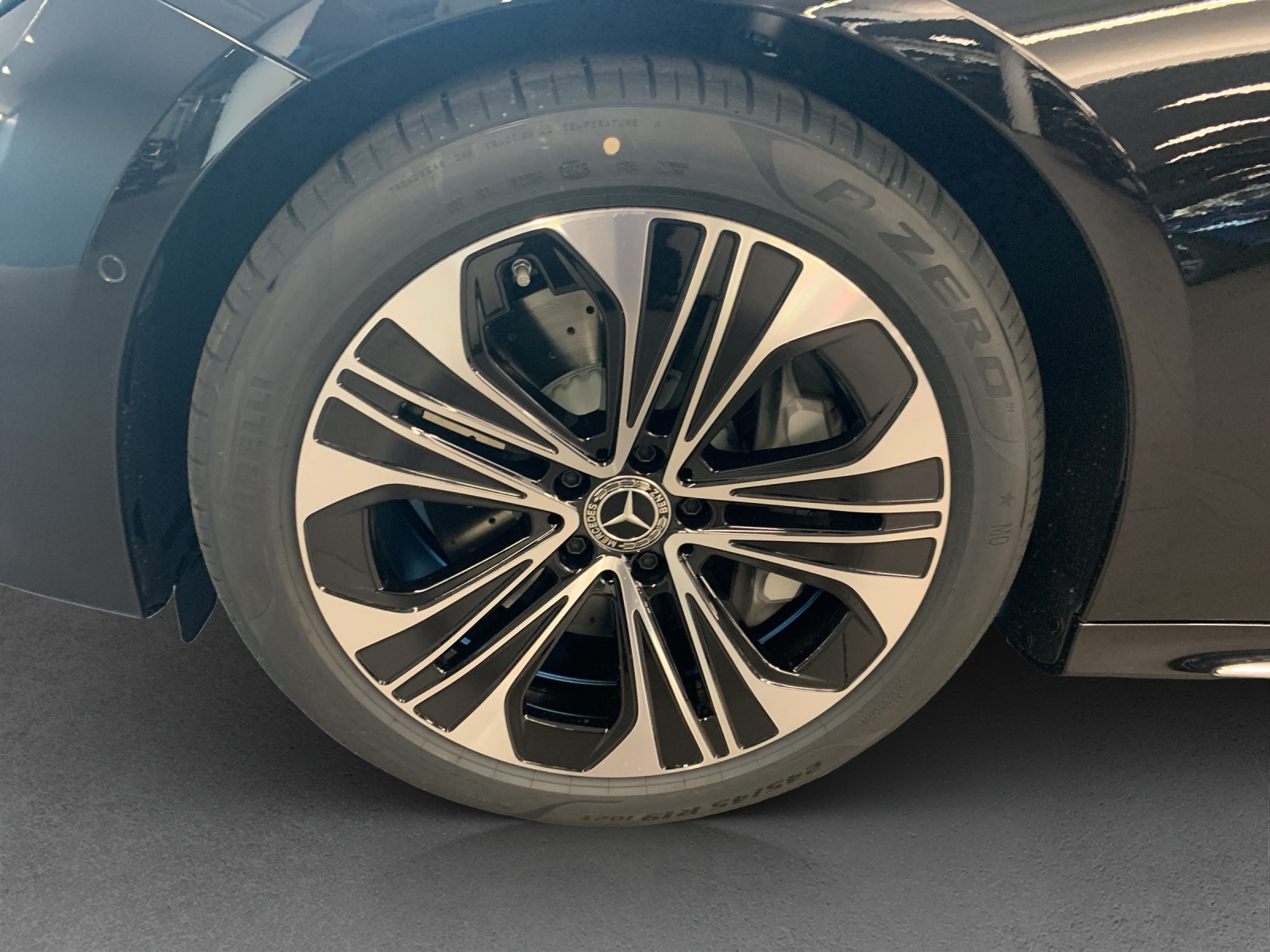 MERCEDES-BENZ E 300 de Break 4MATIC with EQ Hybrid-image-12