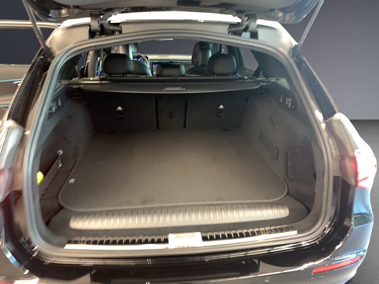 MERCEDES-BENZ E 300 de Break 4MATIC with EQ Hybrid-image-11