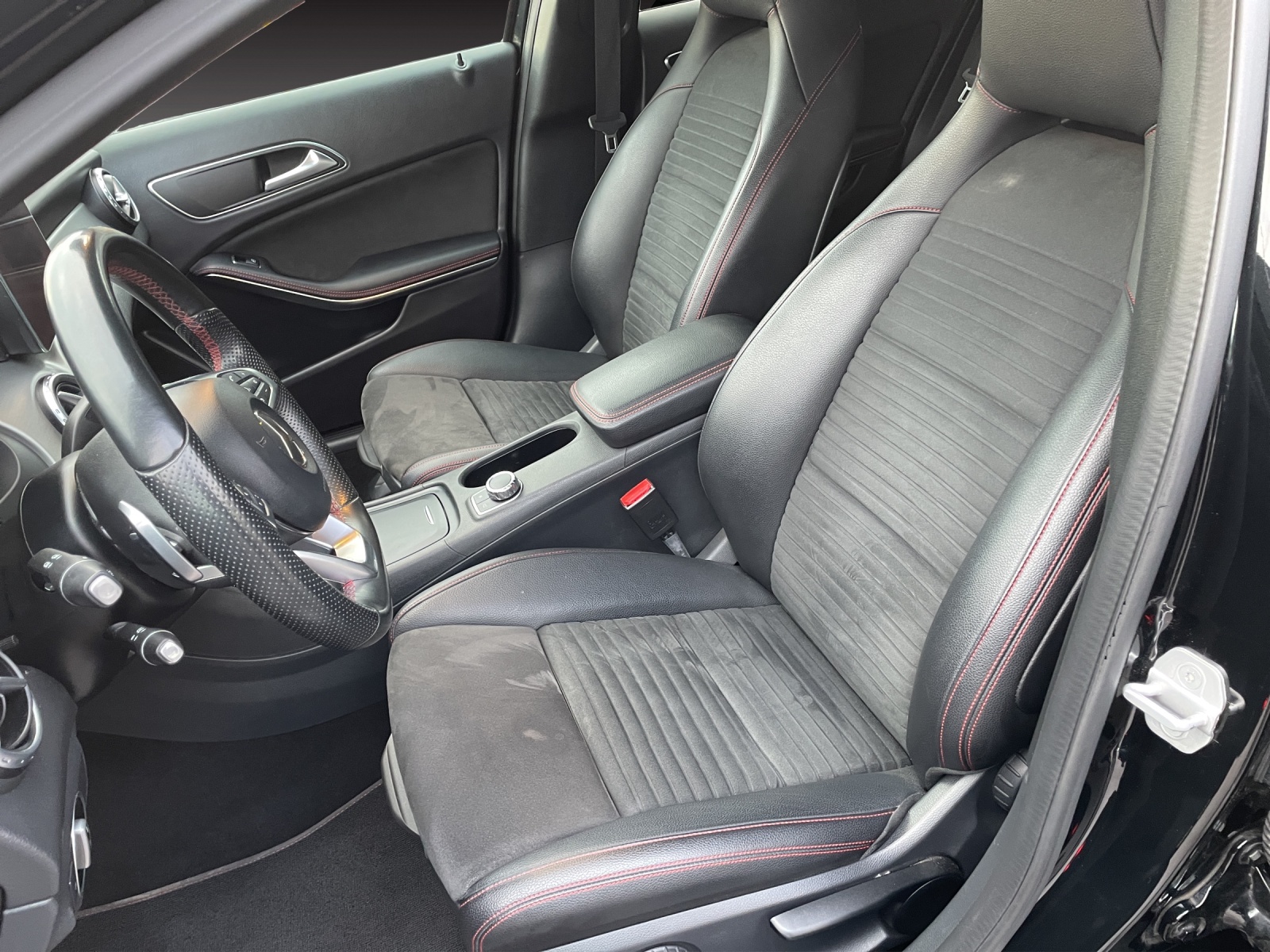 MERCEDES-BENZ GLA 250 AMG Line 4Matic 7G-DCT-image-8